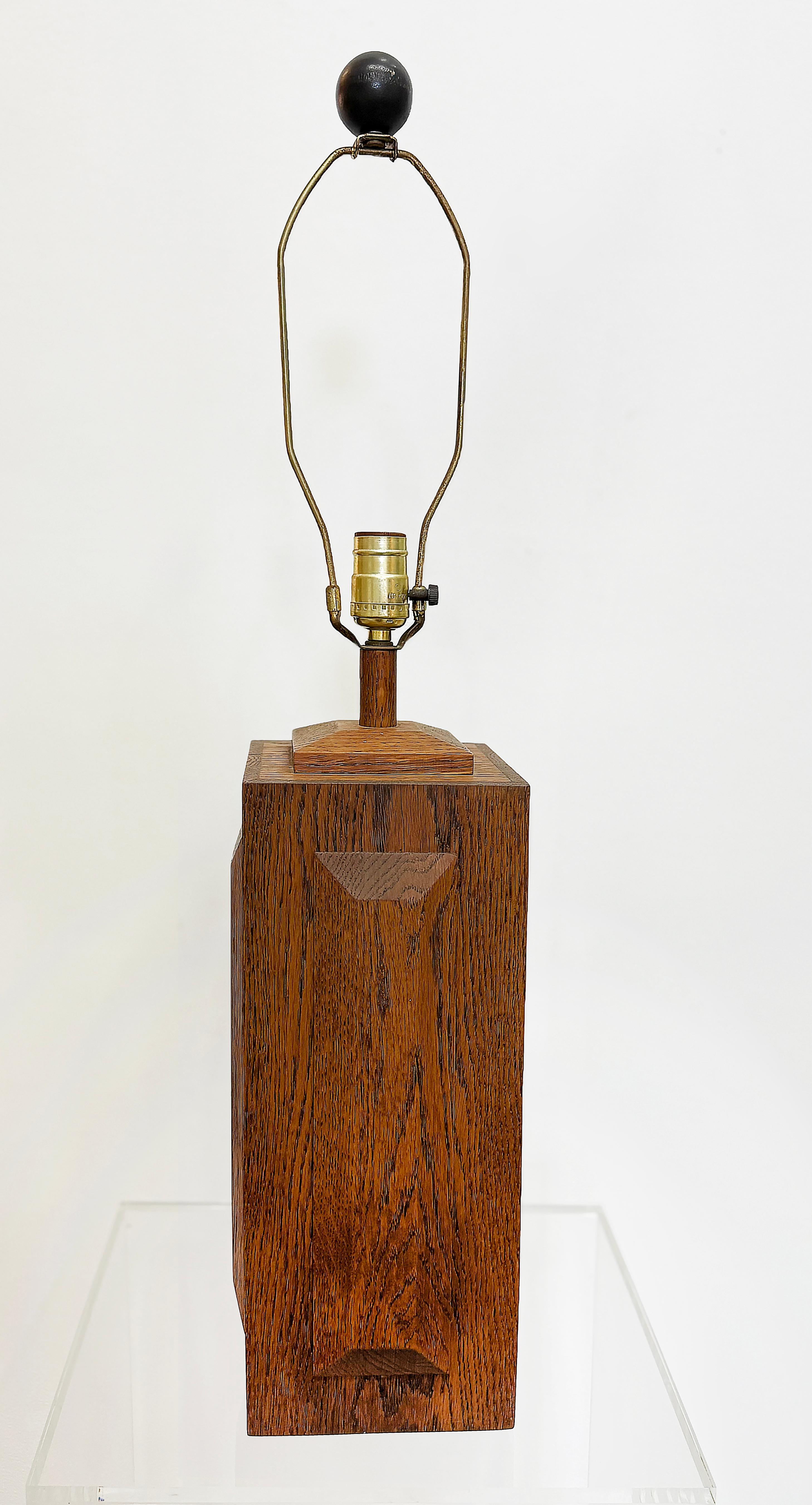 20ième siècle Paire de lampes de table en bois de chêne taillé en croix du milieu du siècle dernier en vente