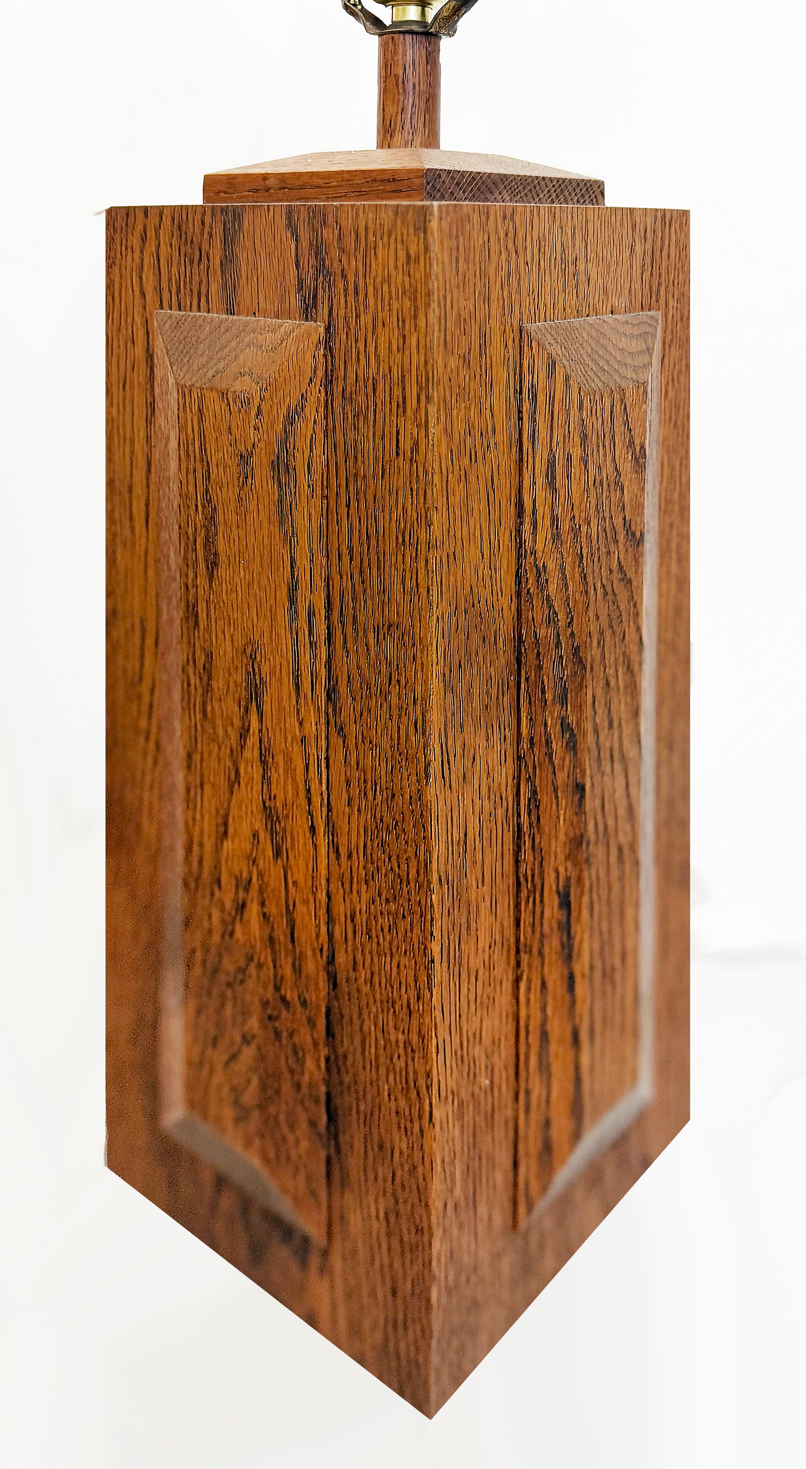 Chêne Paire de lampes de table en bois de chêne taillé en croix du milieu du siècle dernier en vente