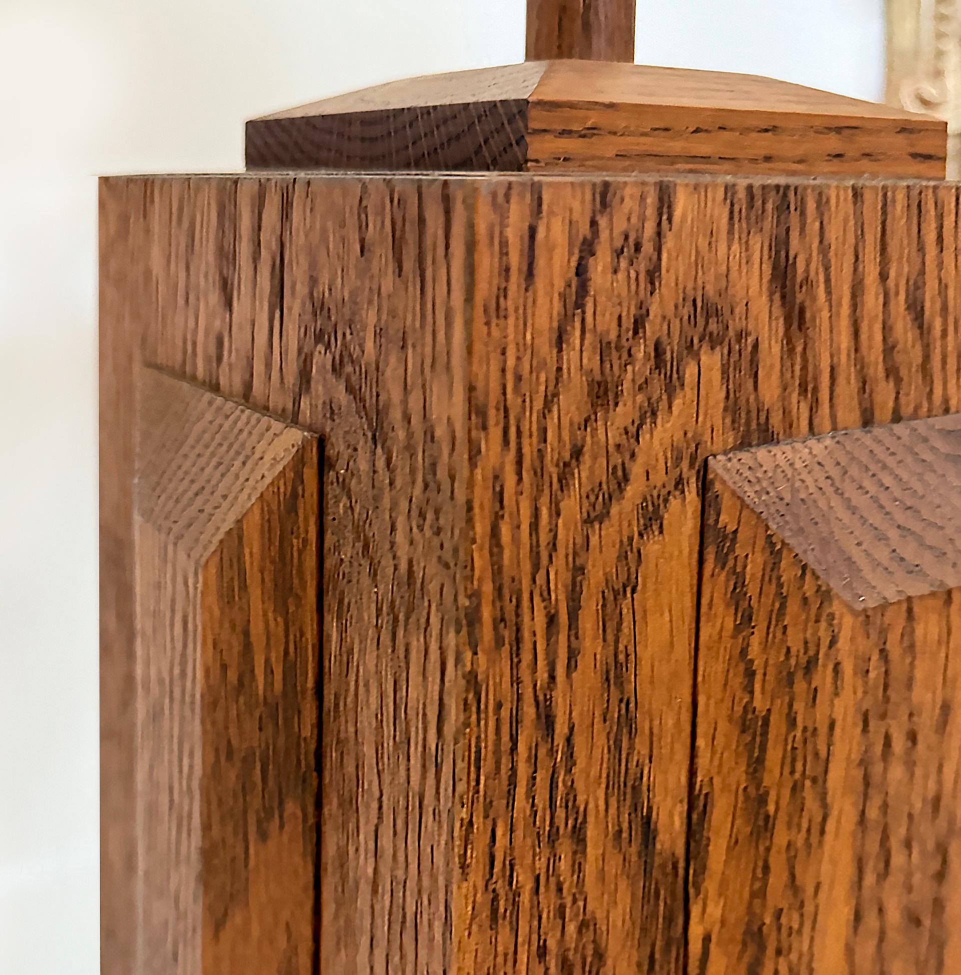 Paire de lampes de table en bois de chêne taillé en croix du milieu du siècle dernier en vente 2