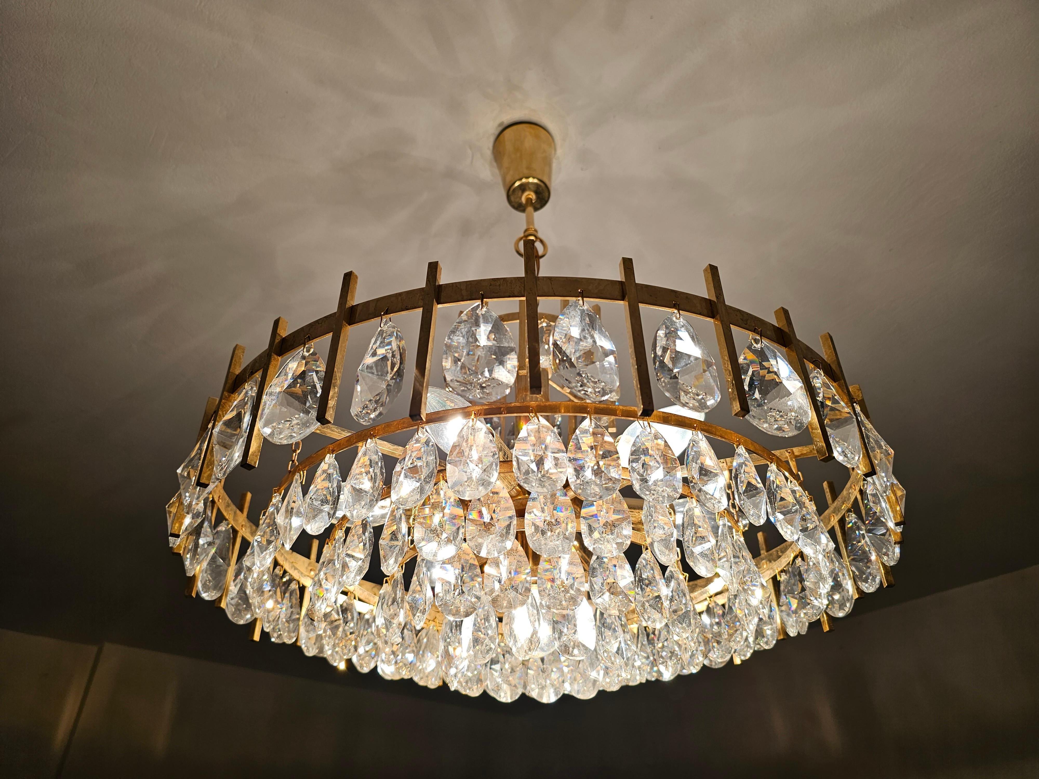 In this listing you will find striking and very luxurious Mid Century Modern chandelier designed by Bakalowits, made in hand-cut crystal and brass. Exquisite craftsmanship! Made in Vienna, Austria in 1960s.

Very good vintage condition with some