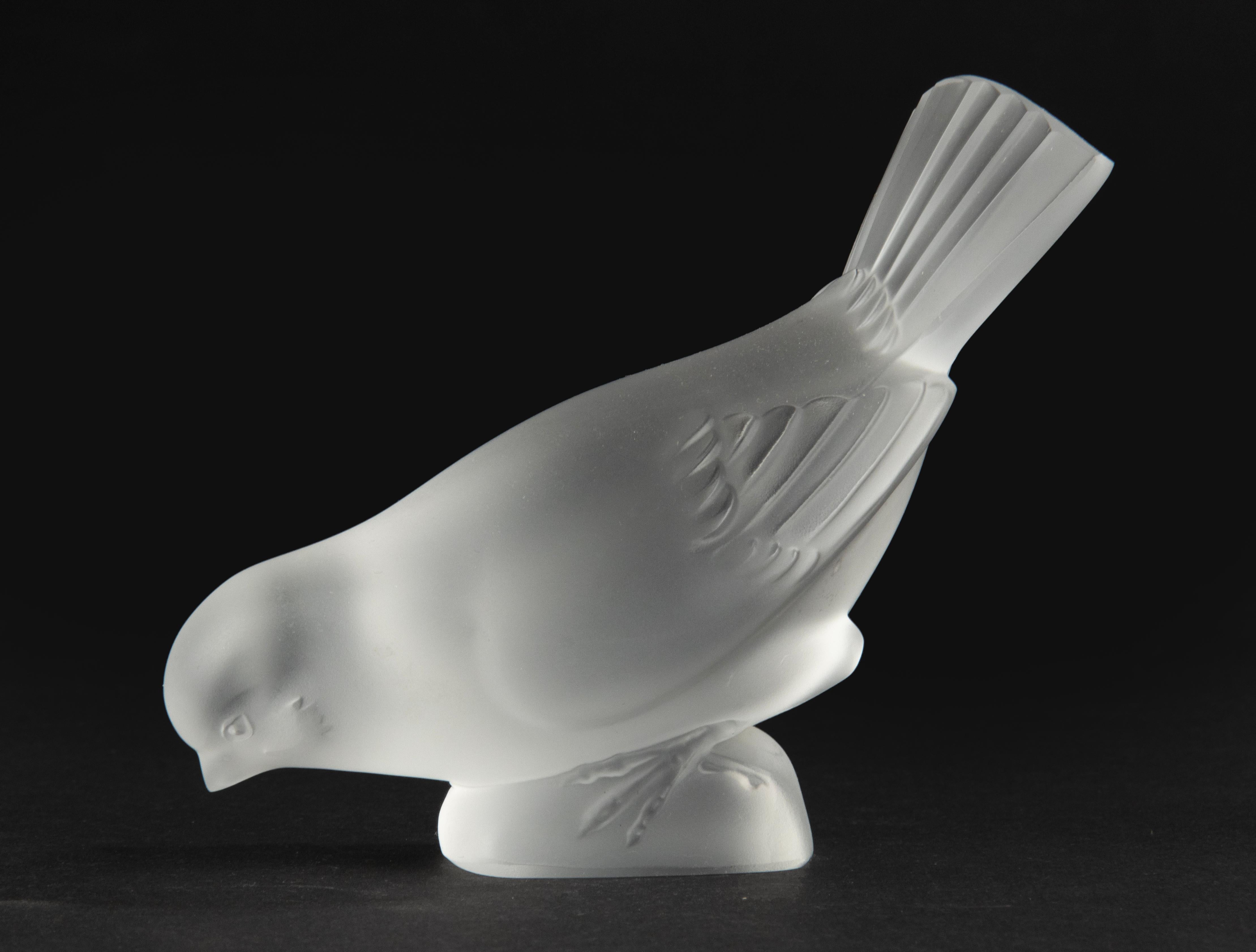 A lovely crystal sculpture of a sparrow, made by the French brand Lalique, from the Moineau Hardi series. The figurine is signed on the bottom. 
In great condition. 

