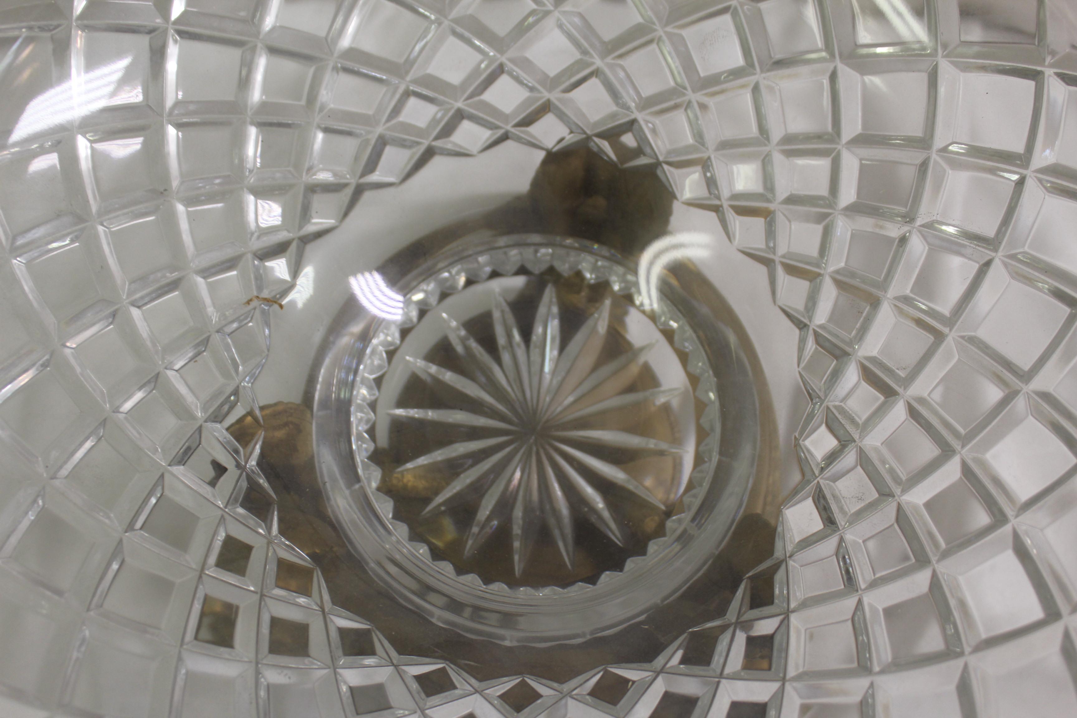 Un design populaire d'un bol à pièce centrale coulé en bronze avec un placage en or Dore' poli.   Le bol en cristal à 24% de plomb mesure 11