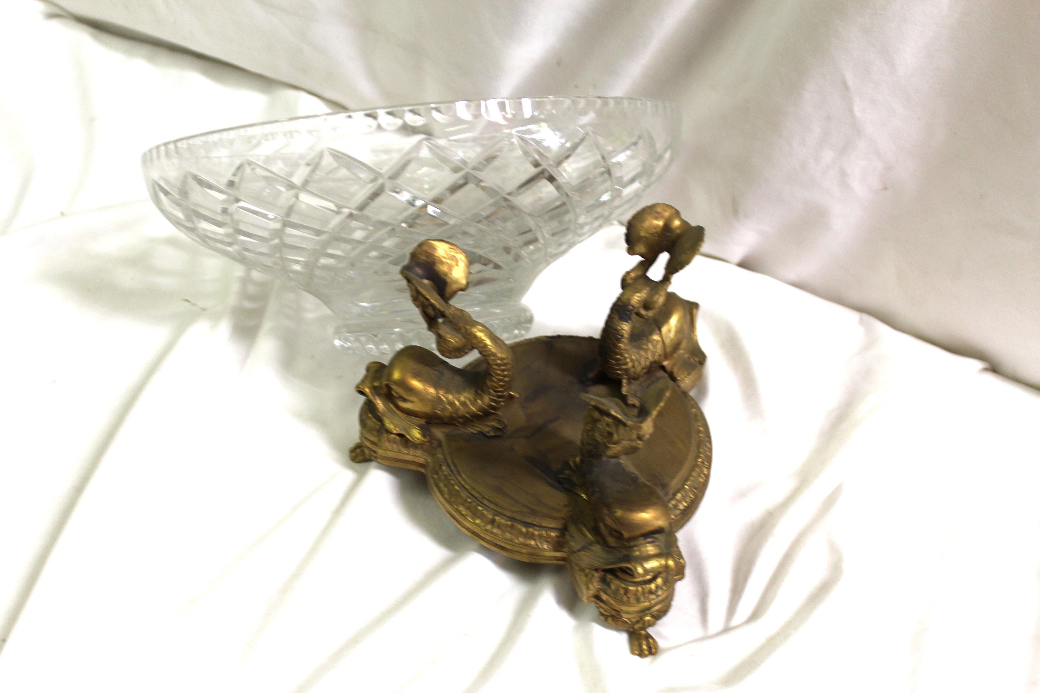 Moulage Bol en cristal moderne du milieu du siècle avec base en forme de dauphin à trois têtes, finition dorée en vente