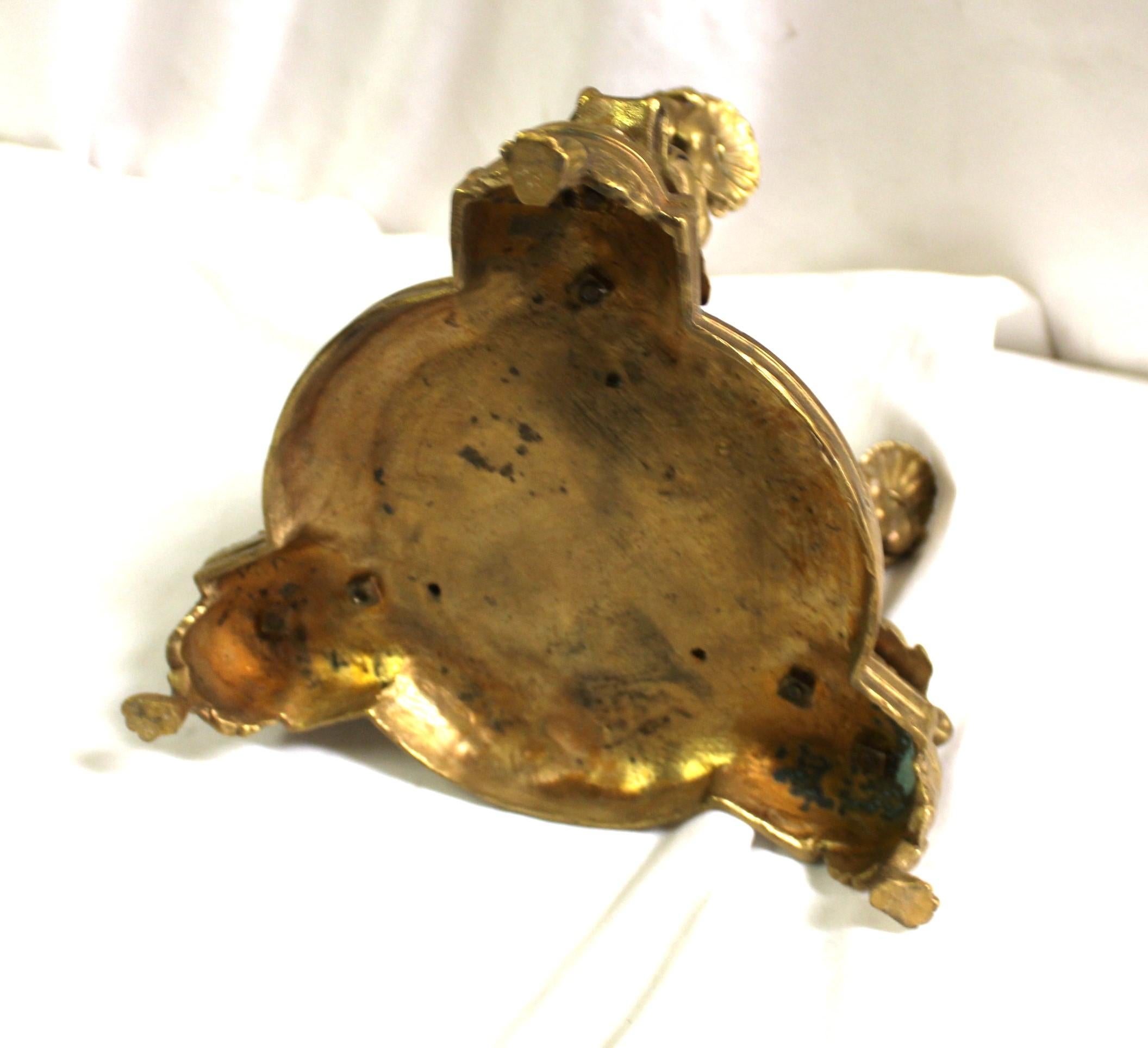 Bol en cristal moderne du milieu du siècle avec base en forme de dauphin à trois têtes, finition dorée État moyen - En vente à Los Angeles, CA