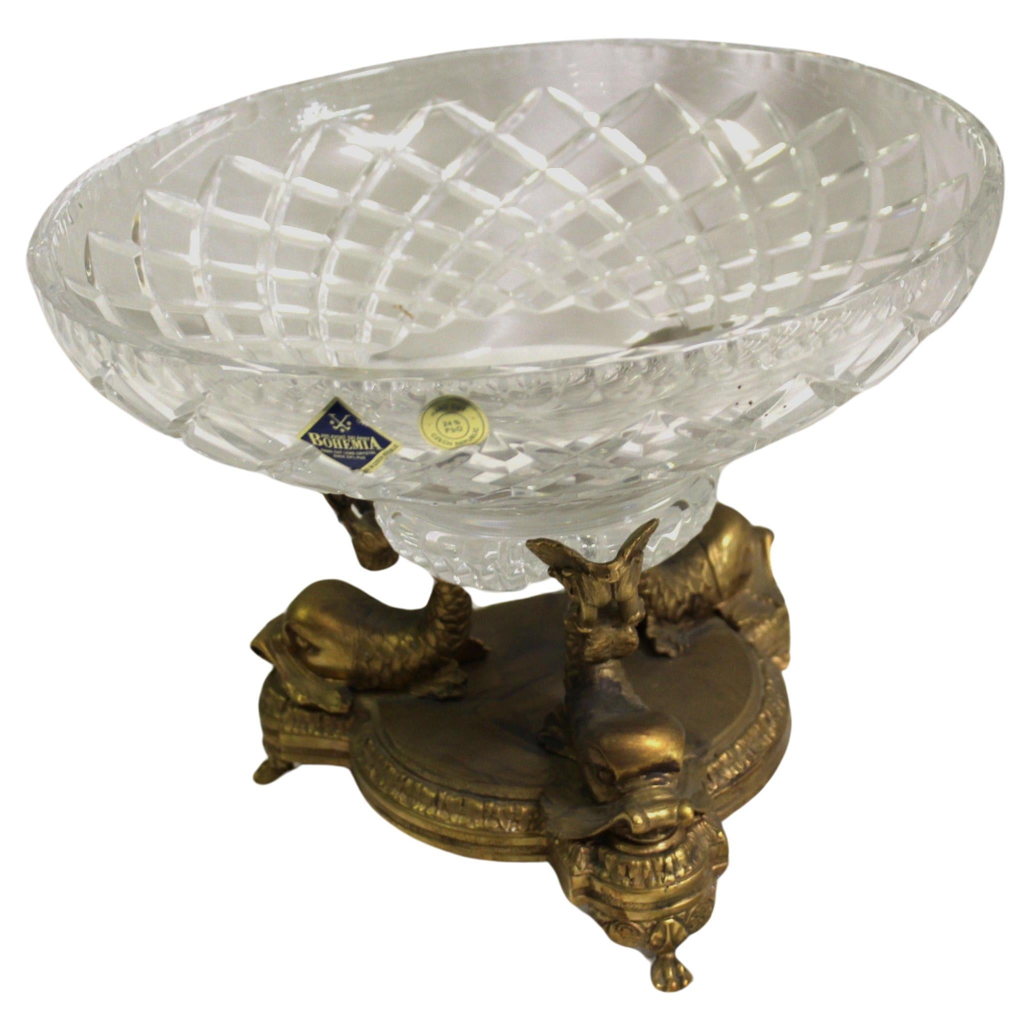 Bol en cristal moderne du milieu du siècle avec base en forme de dauphin à trois têtes, finition dorée en vente