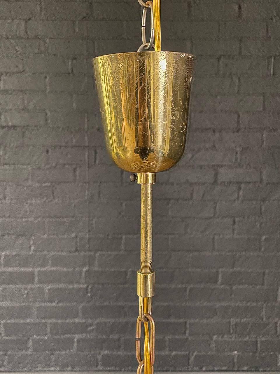 Lampadario a bracci in cristallo e ottone della modernità di metà secolo in vendita 3