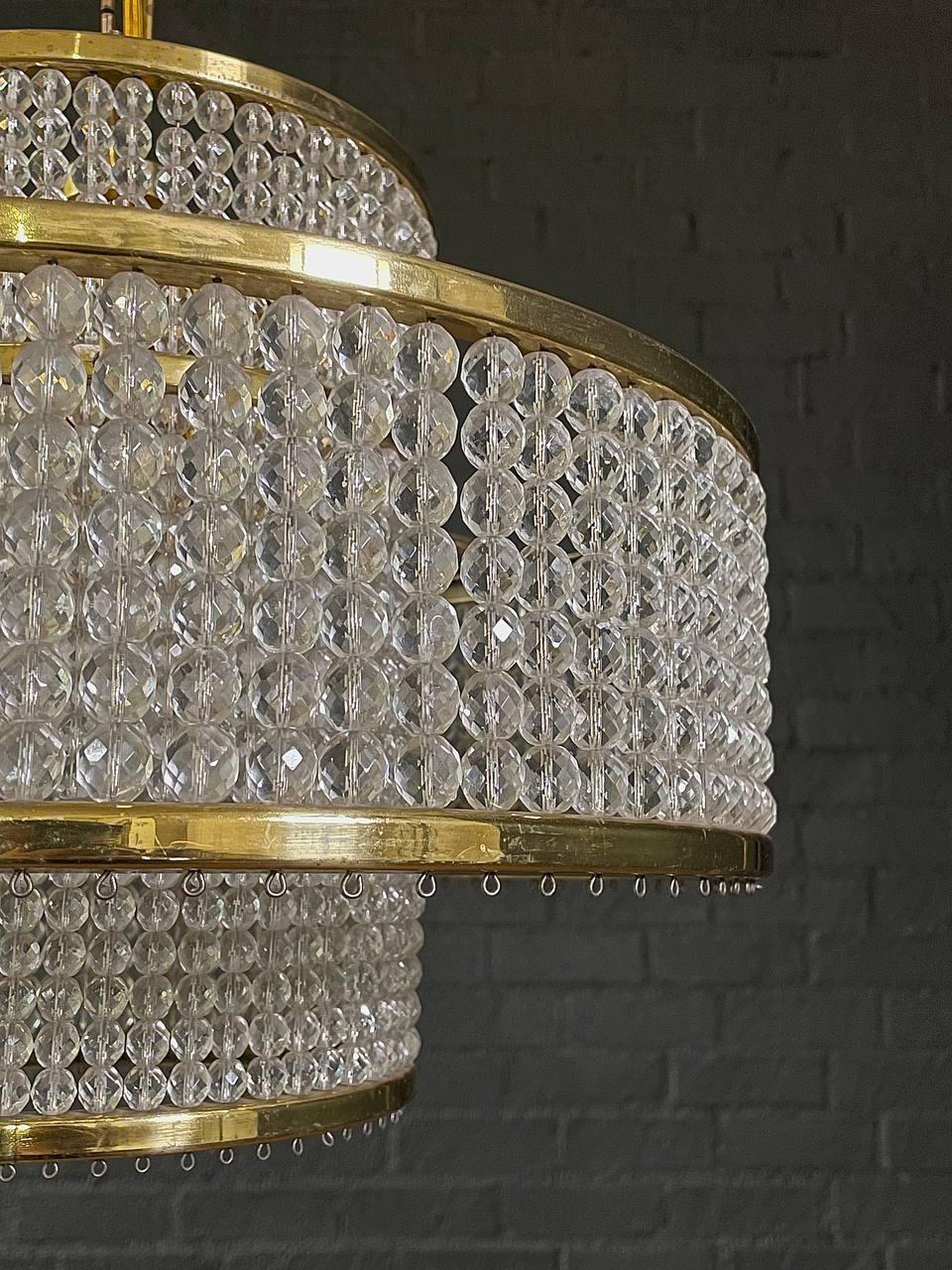 Lampadario a bracci in cristallo e ottone della modernità di metà secolo in vendita 2