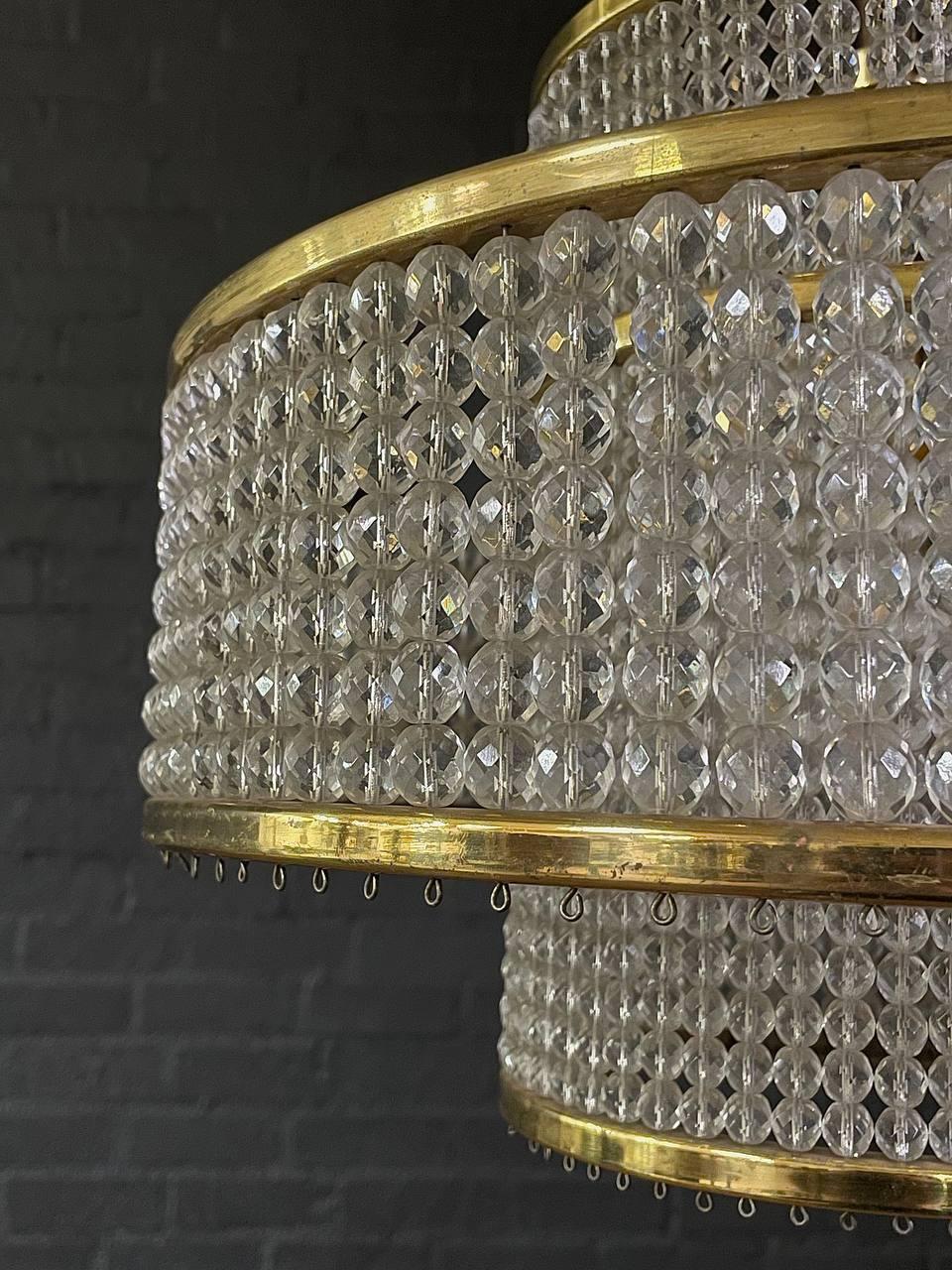 Lampadario a bracci in cristallo e ottone della modernità di metà secolo in vendita 1