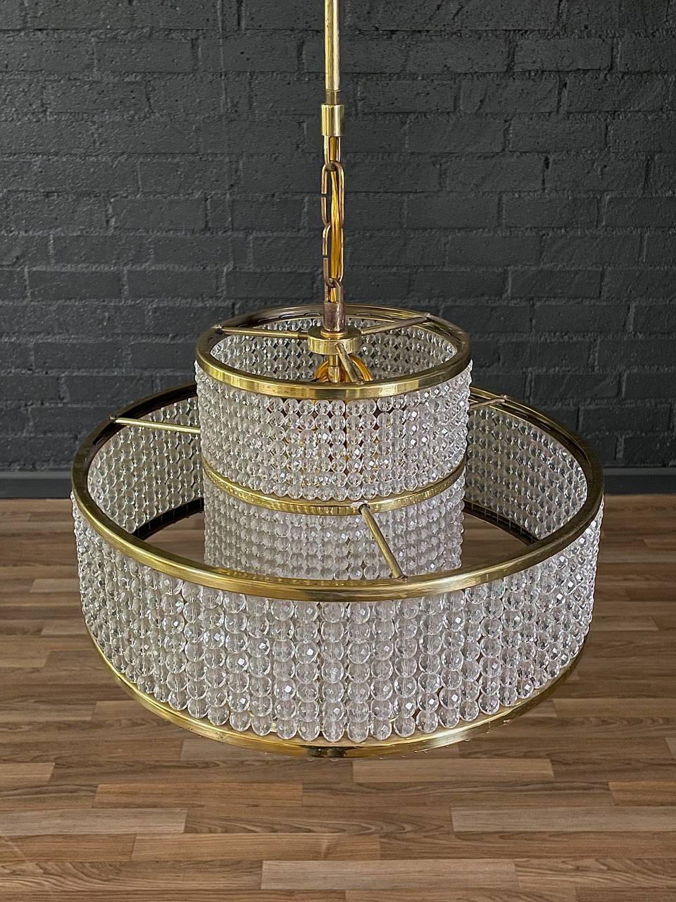 Metà XX secolo Lampadario a bracci in cristallo e ottone della modernità di metà secolo in vendita