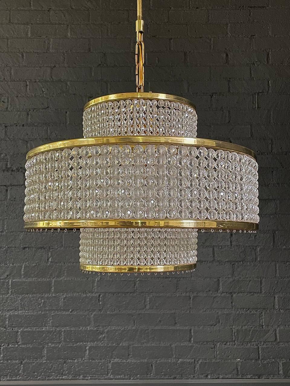 Americano Lampadario a bracci in cristallo e ottone della modernità di metà secolo in vendita