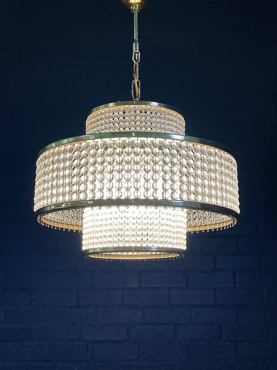 Mid-Century moderno Lampadario a bracci in cristallo e ottone della modernità di metà secolo in vendita