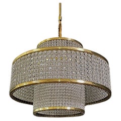 Lampadario a bracci in cristallo e ottone della modernità di metà secolo