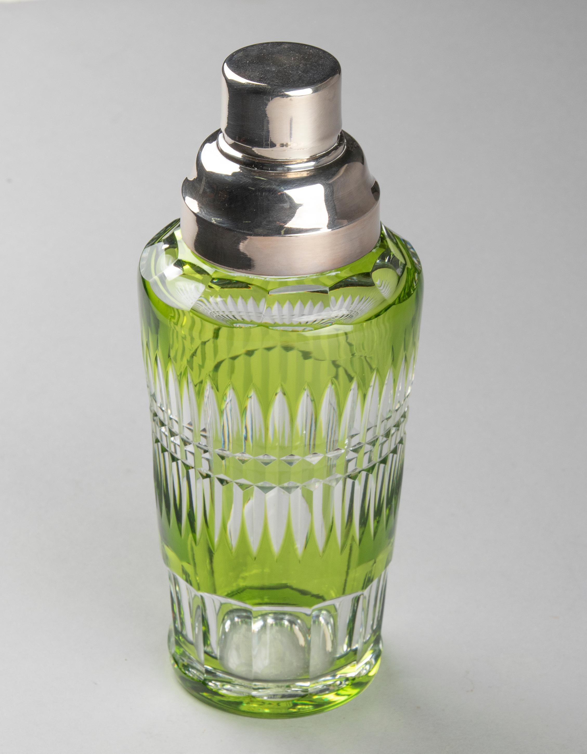 Beautiful crystal cocktail shaker from the Belgian brand Val Saint Lambert. The cocktail shaker has a beautiful green color and is cut all around with a deep striped pattern. The cap is silver plated. This cocktail shaker is quite rare, they are