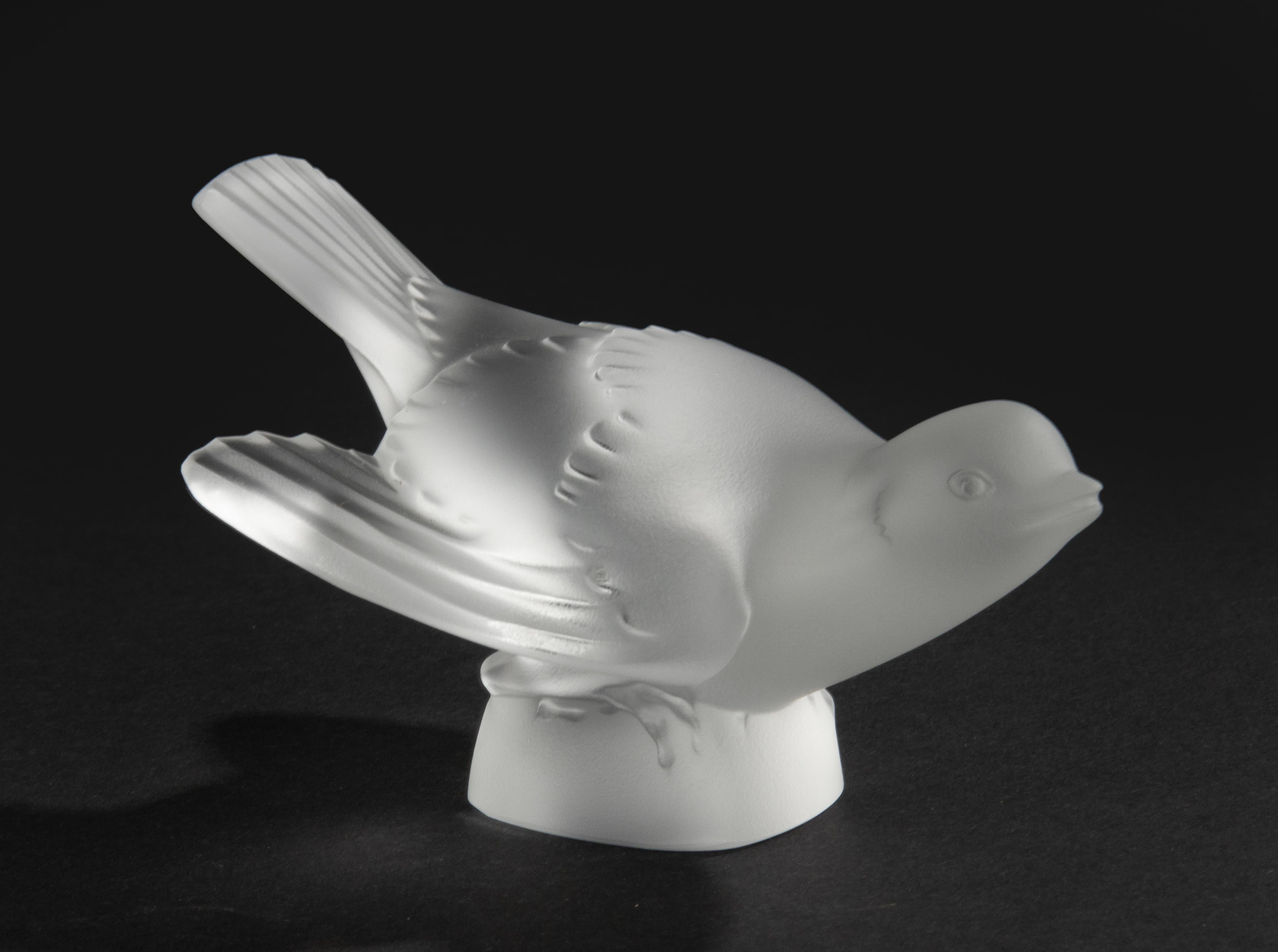 A lovely crystal sculpture of a sparrow, made by the French brand Lalique, from the Moineau Hardi series. The figurine is signed on the bottom. In great condition.