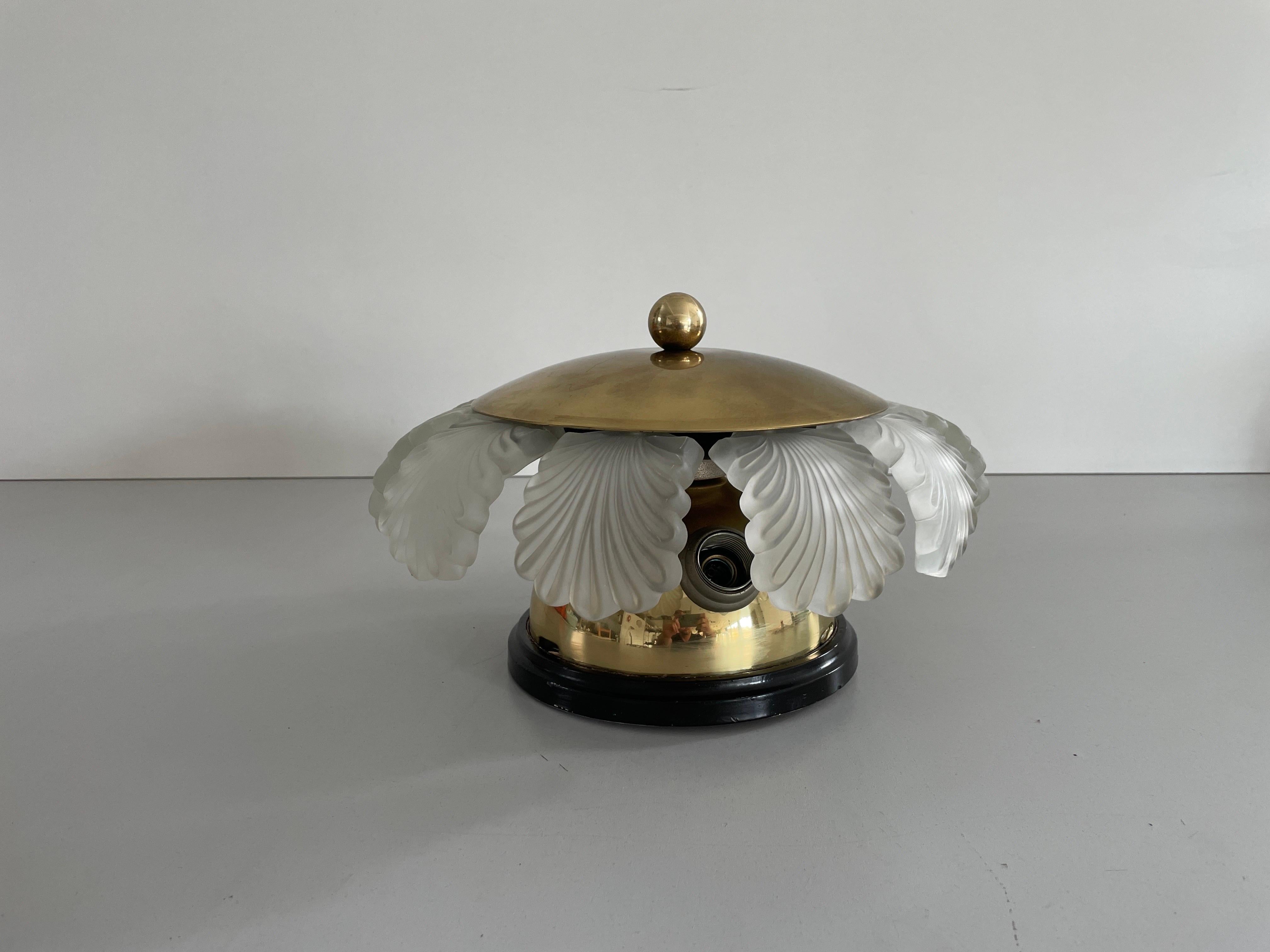 Empotrable moderno de mediados de siglo de cristal, latón y madera, años 60, Alemania

Escultórica lámpara de techo pesada rara muy elegante. 

Es muy ideal y adecuado para todas las zonas de estar.

La lámpara está en buen estado. Sin daños ni