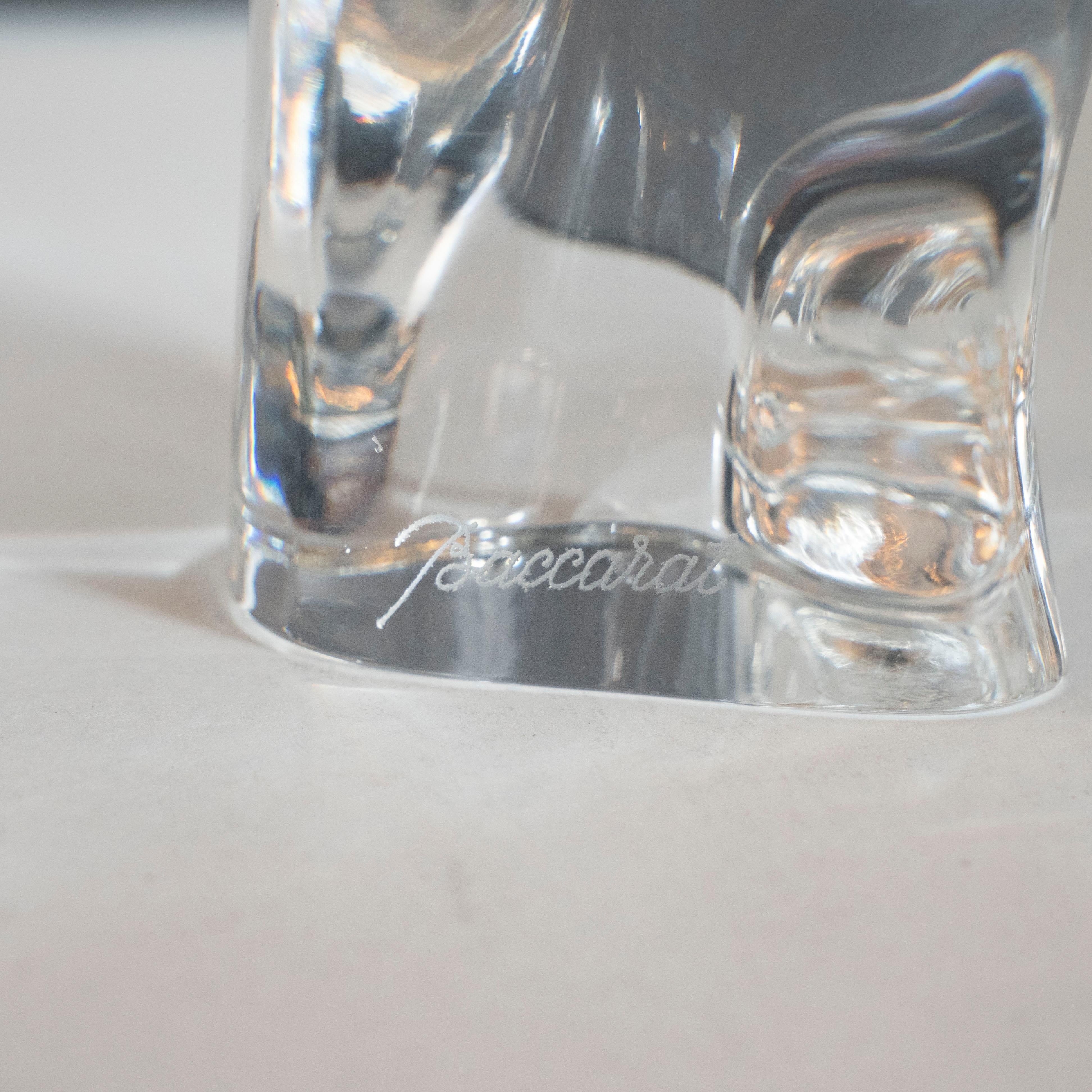 Cet élégant presse-papiers a été réalisé par Baccarat - l'un des meilleurs fabricants de produits en cristal au monde depuis 1765 en France, vers 1960. Créée artisanalement en cristal translucide, la pièce suggère une chouette perchée stylisée. Avec