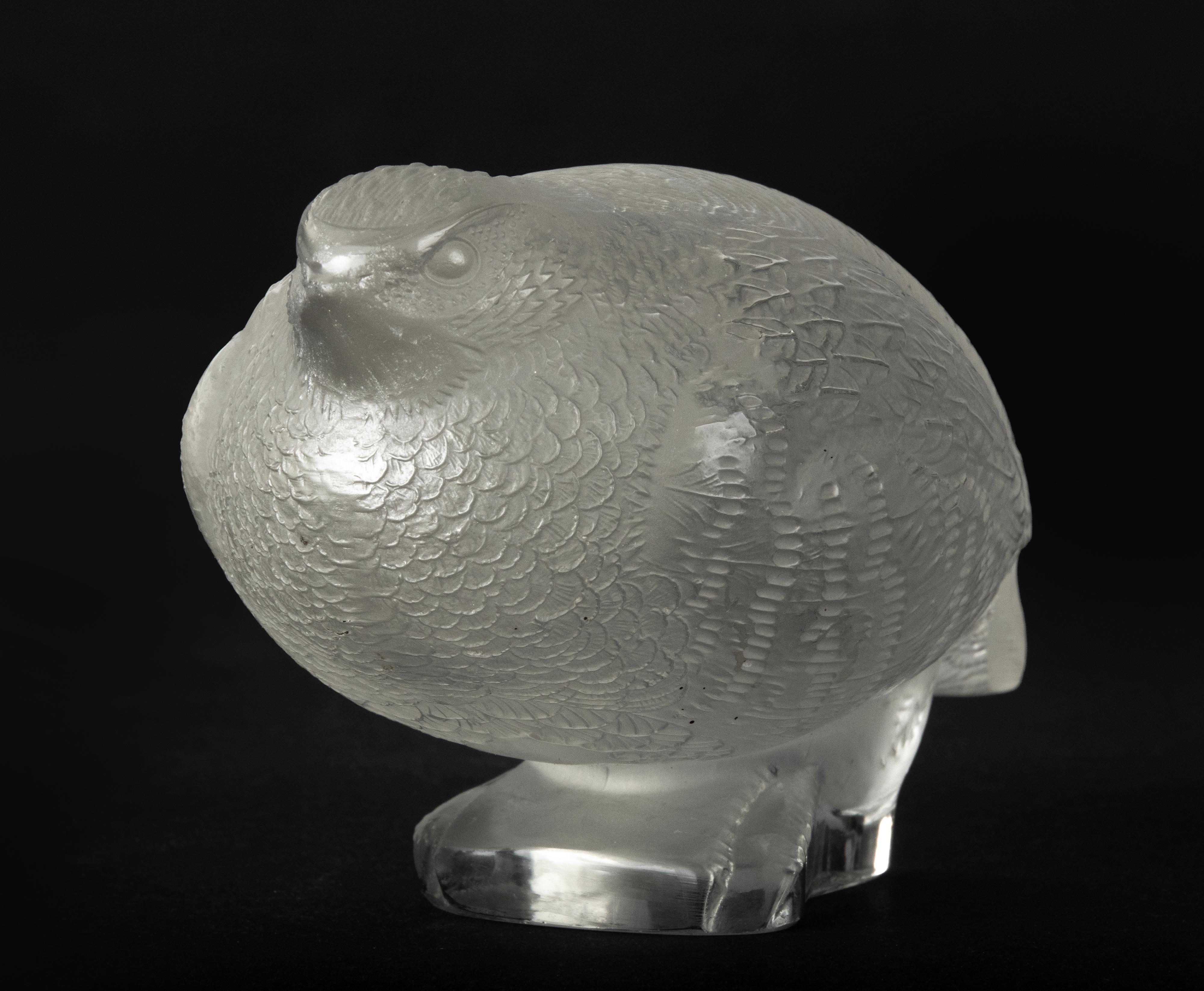 Français Presse-papiers en cristal moderne du milieu du siècle / Figurine d'un oiseau piqué, Lalique en vente
