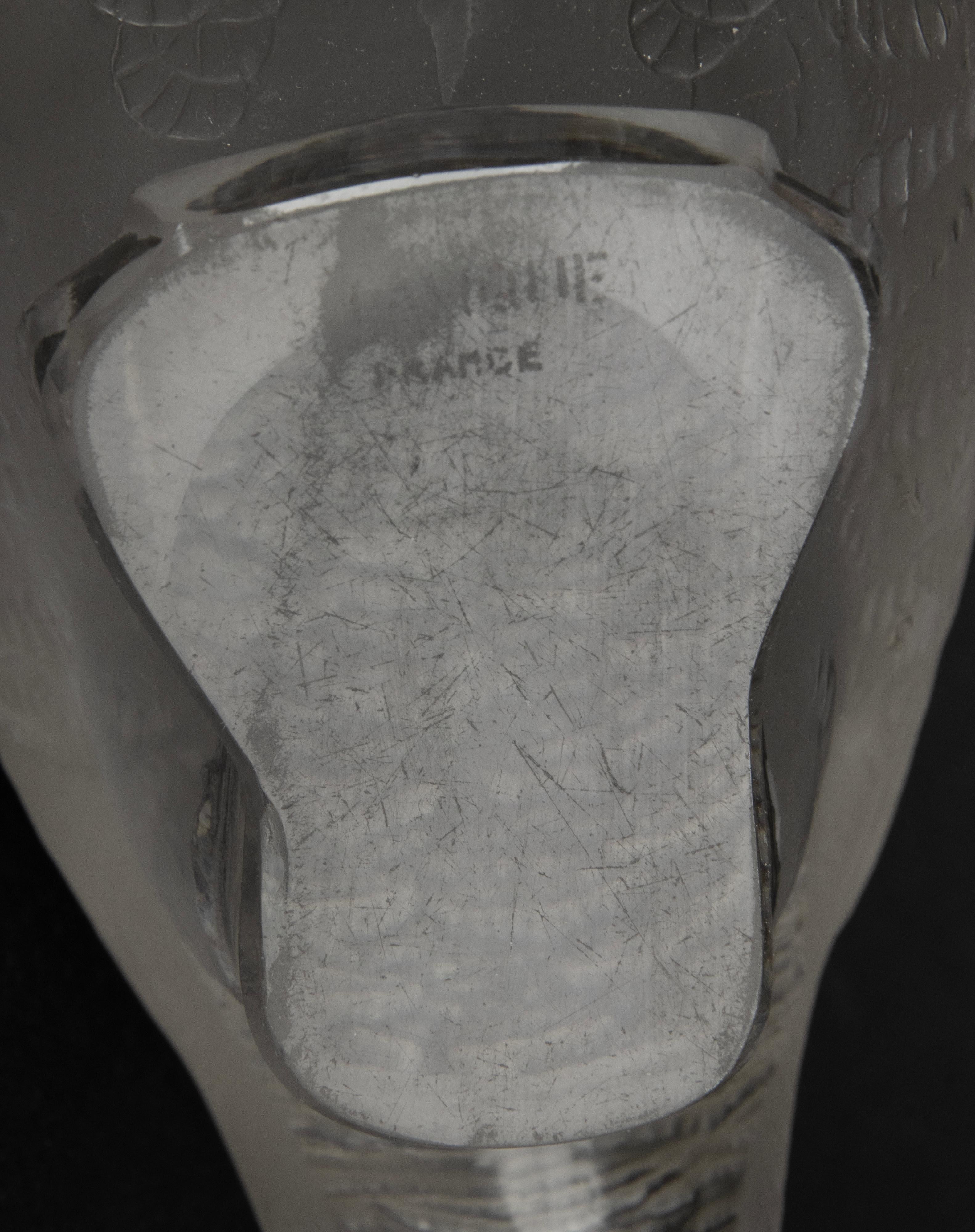 Presse-papiers en cristal moderne du milieu du siècle / Figurine d'un oiseau piqué, Lalique Bon état - En vente à Casteren, Noord-Brabant
