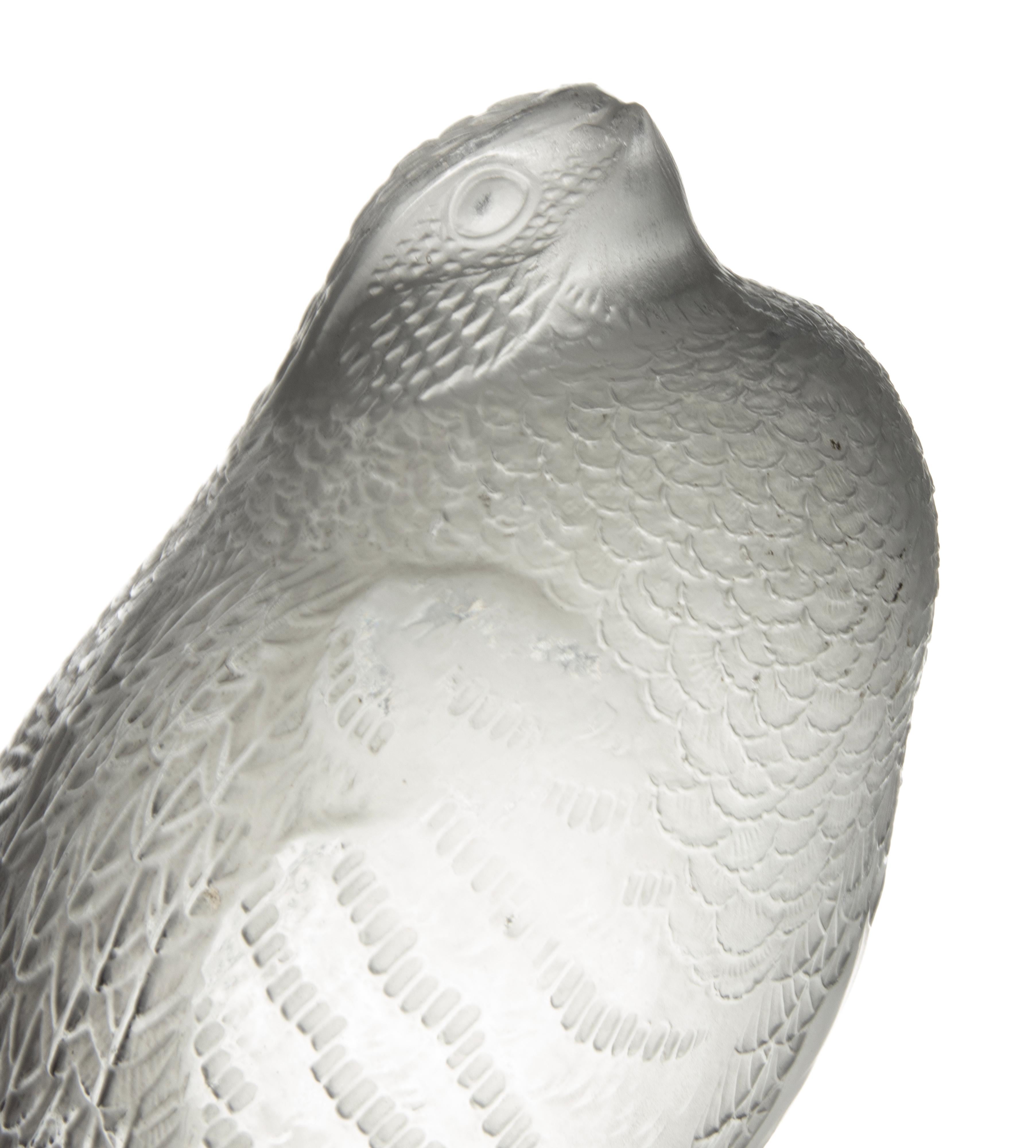 Milieu du XXe siècle Presse-papiers en cristal moderne du milieu du siècle / Figurine d'un oiseau piqué, Lalique en vente