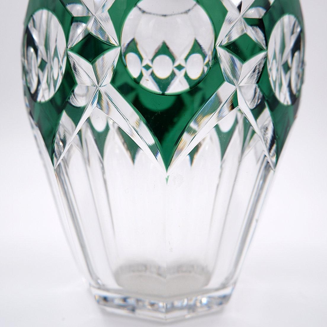 Vaso di cristallo di Val Saint Lambert
Intagliato a mano - Belgio Art - Decorazione in cristallo
Vaso di cristallo del marchio belga Val Saint Lambert. Il vaso ha un bellissimo lavoro di intaglio e un colore verde brillante. Il vaso non è
