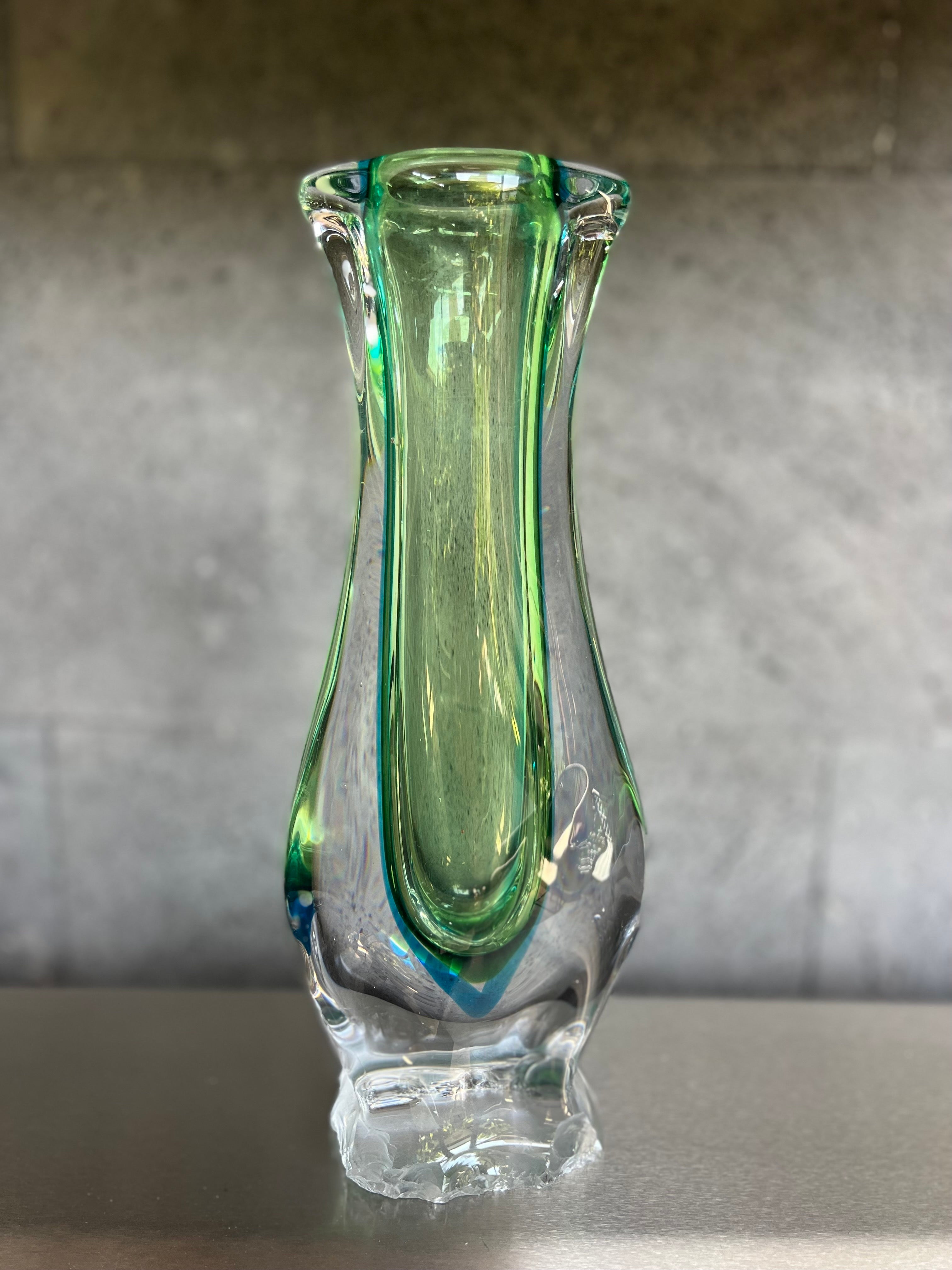 Beautiful piece of glass with two tones of color, excellent for putting a bouquet of flowers