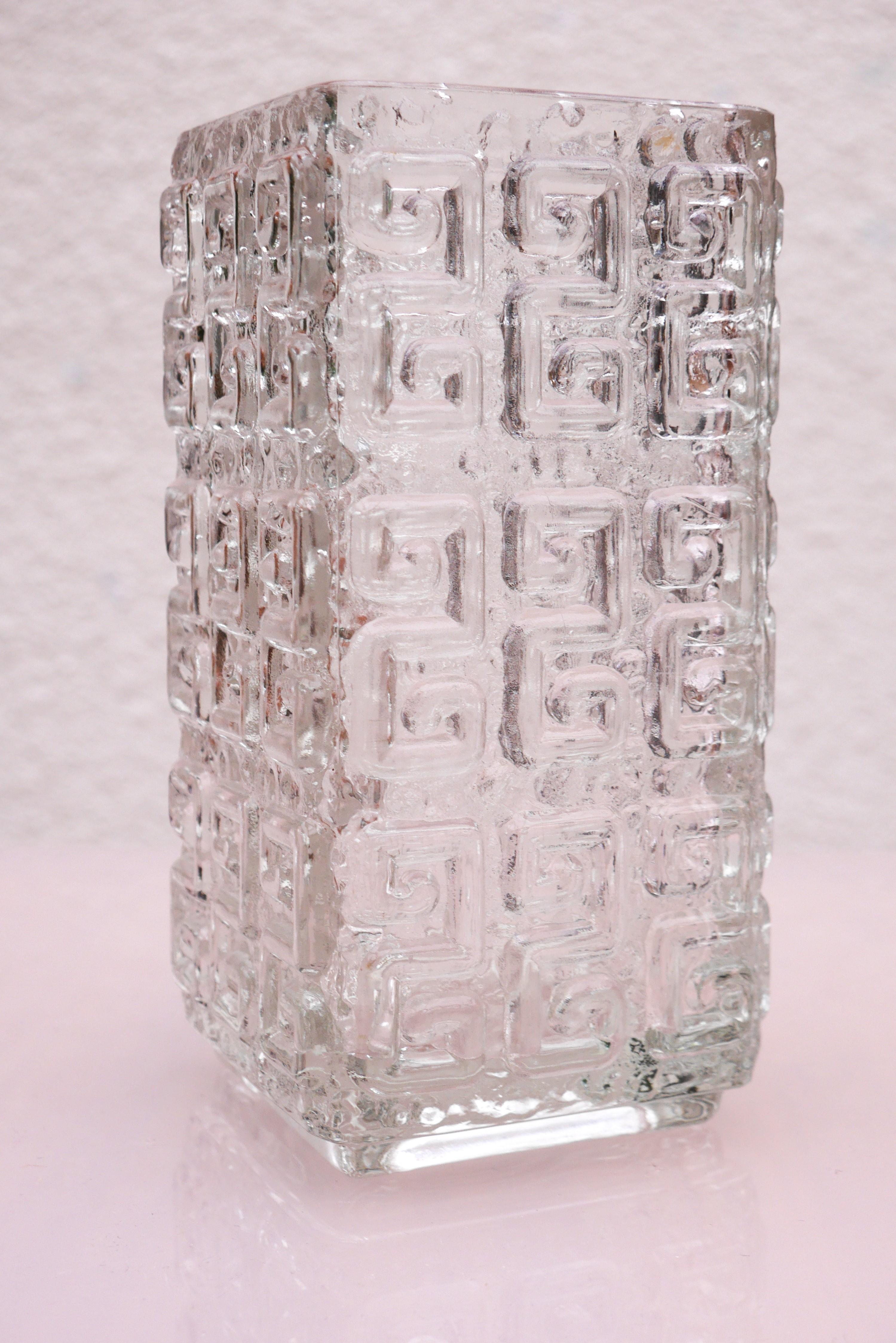 Un étonnant vase en cristal finlandais de Riihimäen lasi réalisé par Tamara Aladin et connu sous le nom de 