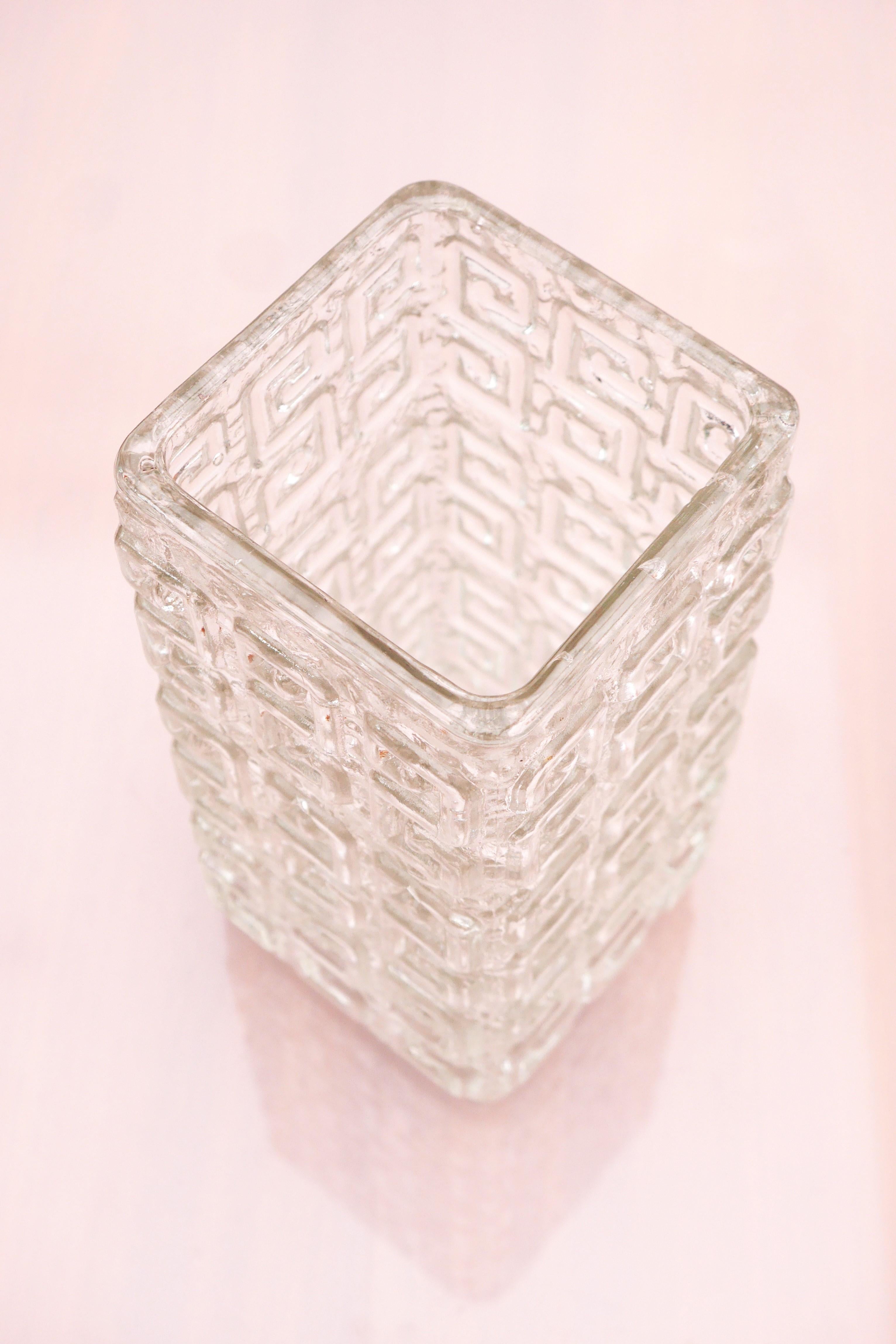 Hand-Crafted Mid-century modern crystal vase from Riihimäen lasi made by Tamara Aladin For Sale