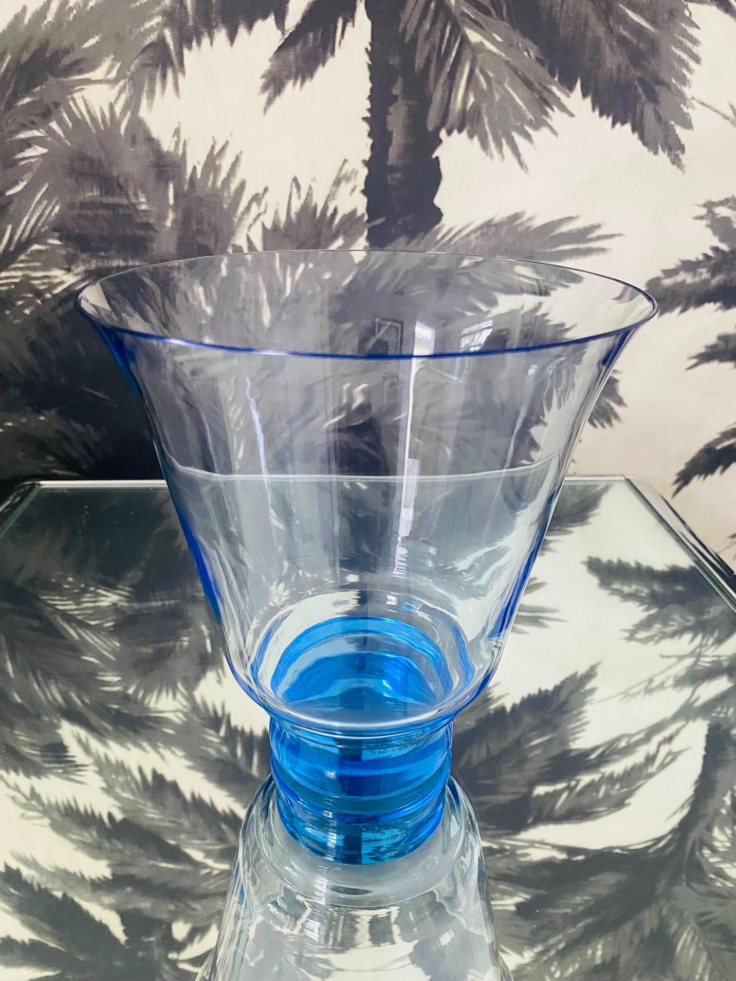 Jarrón de cristal art déco en azul eléctrico, República Checa, c. 1940 Checo en venta