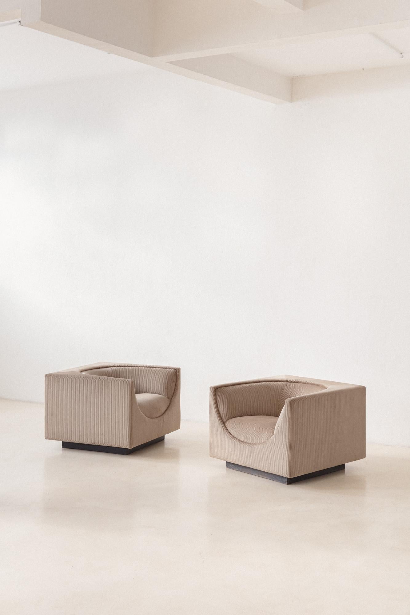 Cette magnifique paire de fauteuils Cube est une déclaration en soi. La collection Cube est une création de Jorge Zalszupin (1922-2020), conçue vers 1970, et elle nous laisse toujours bouche bée.  

L'élégance, caractéristique des designs de