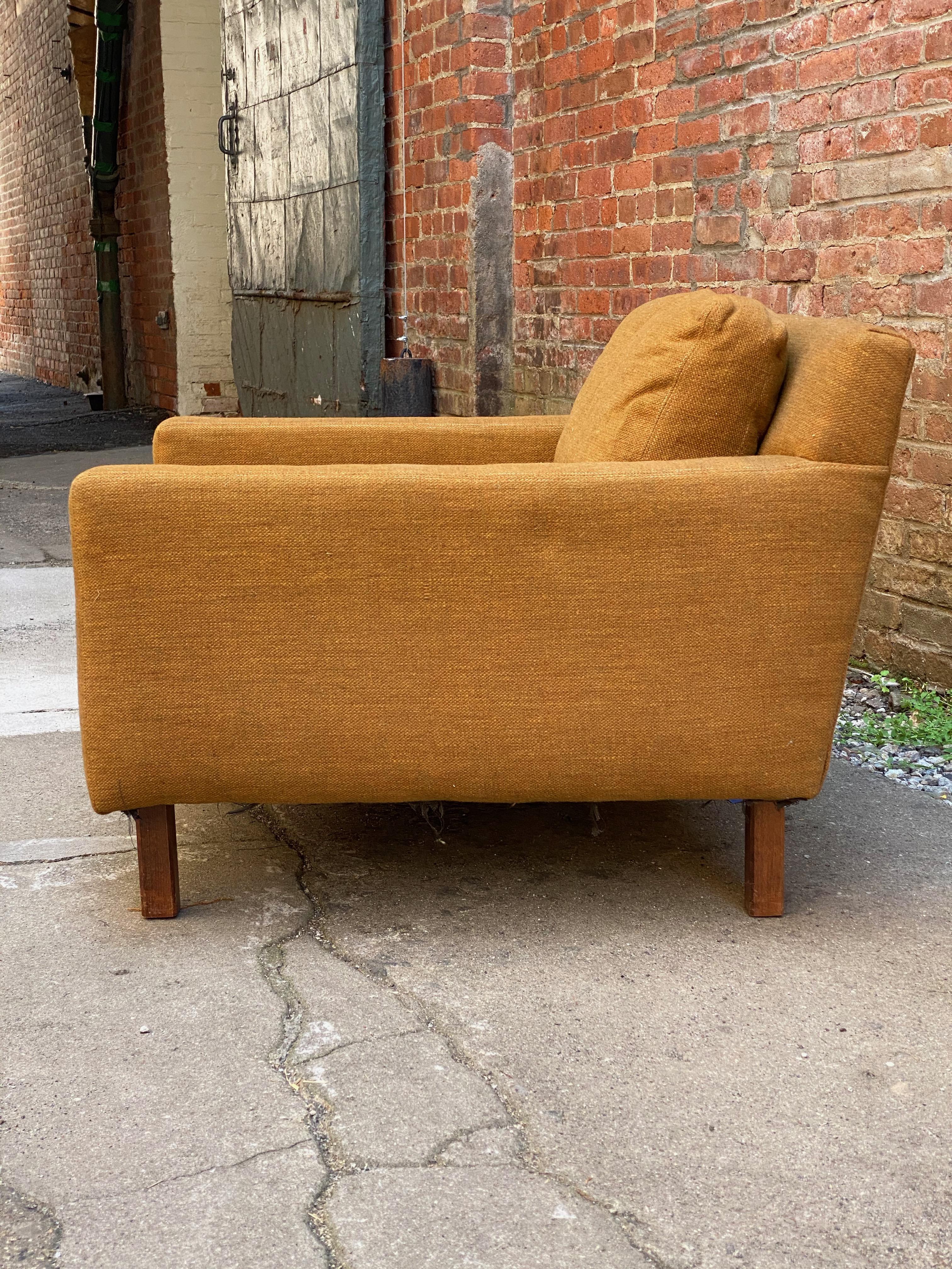 Mid-Century Modern Cube Chair In Distressed Condition In Garnerville, NY
