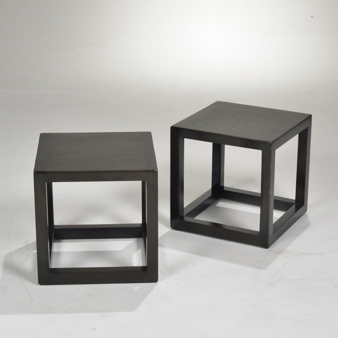 Ein Paar Mid-Century Modern End- oder Beistelltische von Dunbar Furniture in einer espressobraun lackierten Ausführung.

  


      