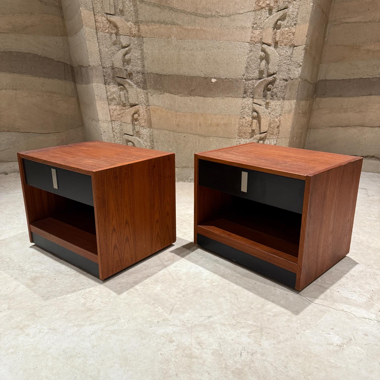 Canadien Tables de nuit cubiques modernes du Canada des années 1970 en teck en vente