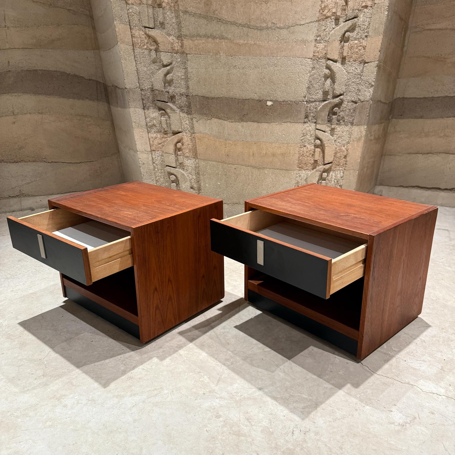Mid-Century Modern Tables de nuit cubiques modernes du Canada des années 1970 en teck en vente
