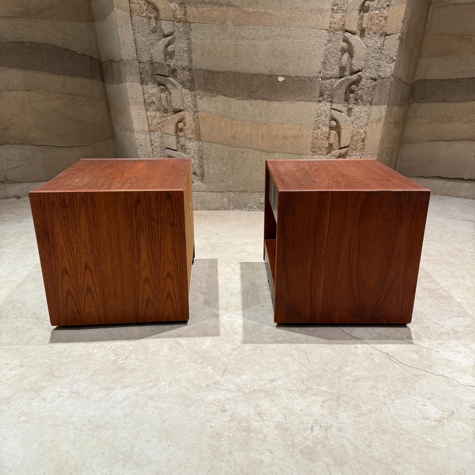Tables de nuit cubiques modernes du Canada des années 1970 en teck en vente 7