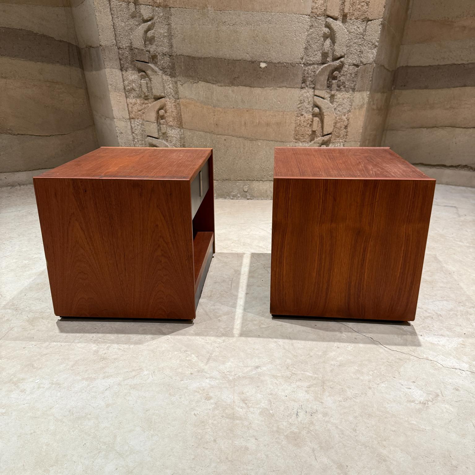 Tables de nuit cubiques modernes du Canada des années 1970 en teck en vente 8