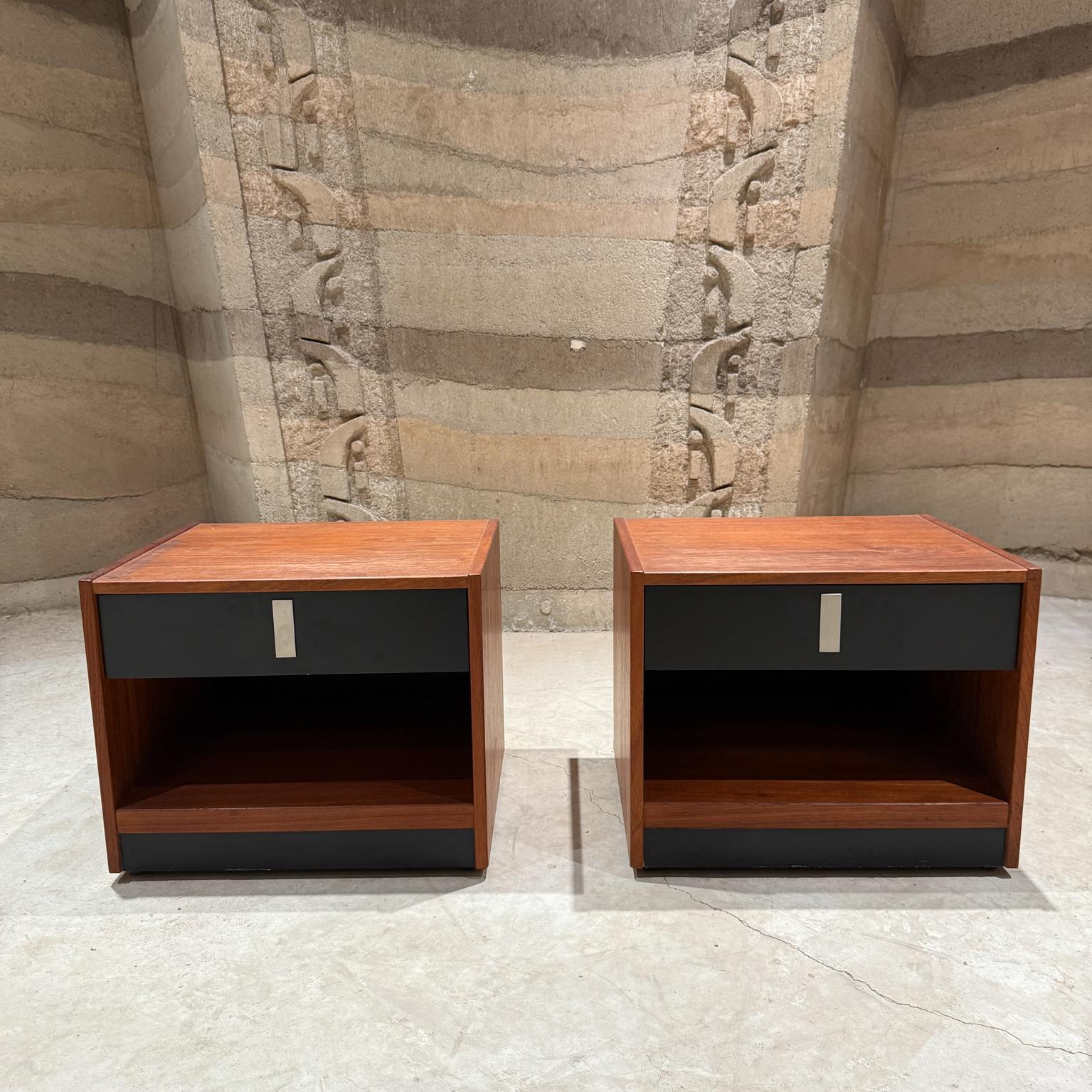 Années 1970 du Canada Tables de nuit Mod Mod en teck paire moderne cube
Estampillé CANADA.
Structure solide, tiroirs fonctionnant avec aisance.
Mesures : 16,5 H x 20 L x 15,75 D tiroir 17,25 L x 13,5 D x 3,25
Etat d'origine non restauré. Usure