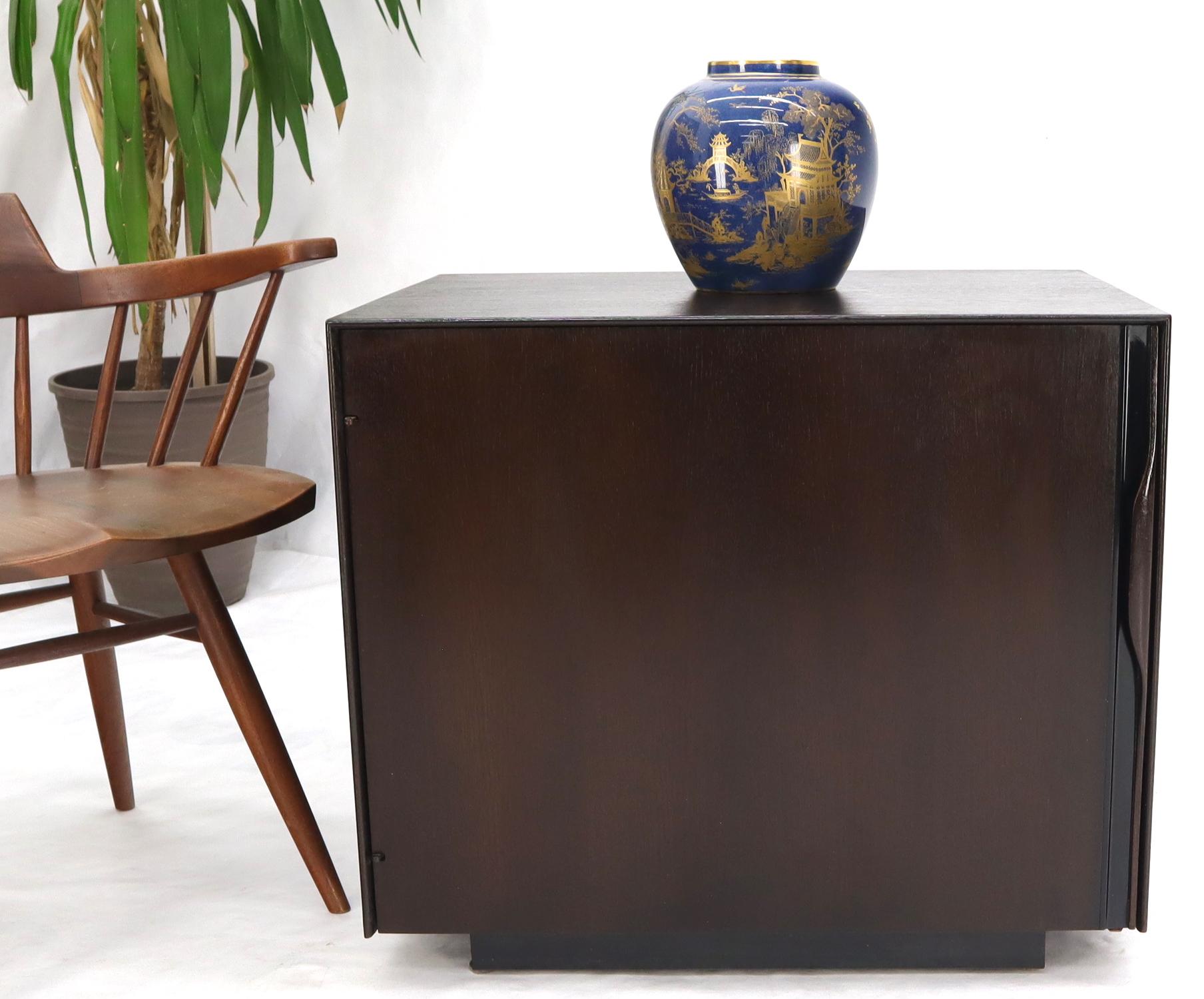 Mid-Century Modern Table d'extrémité de meuble de rangement à liqueur compact en forme de cube, finition expresso, mi-siècle moderne en vente