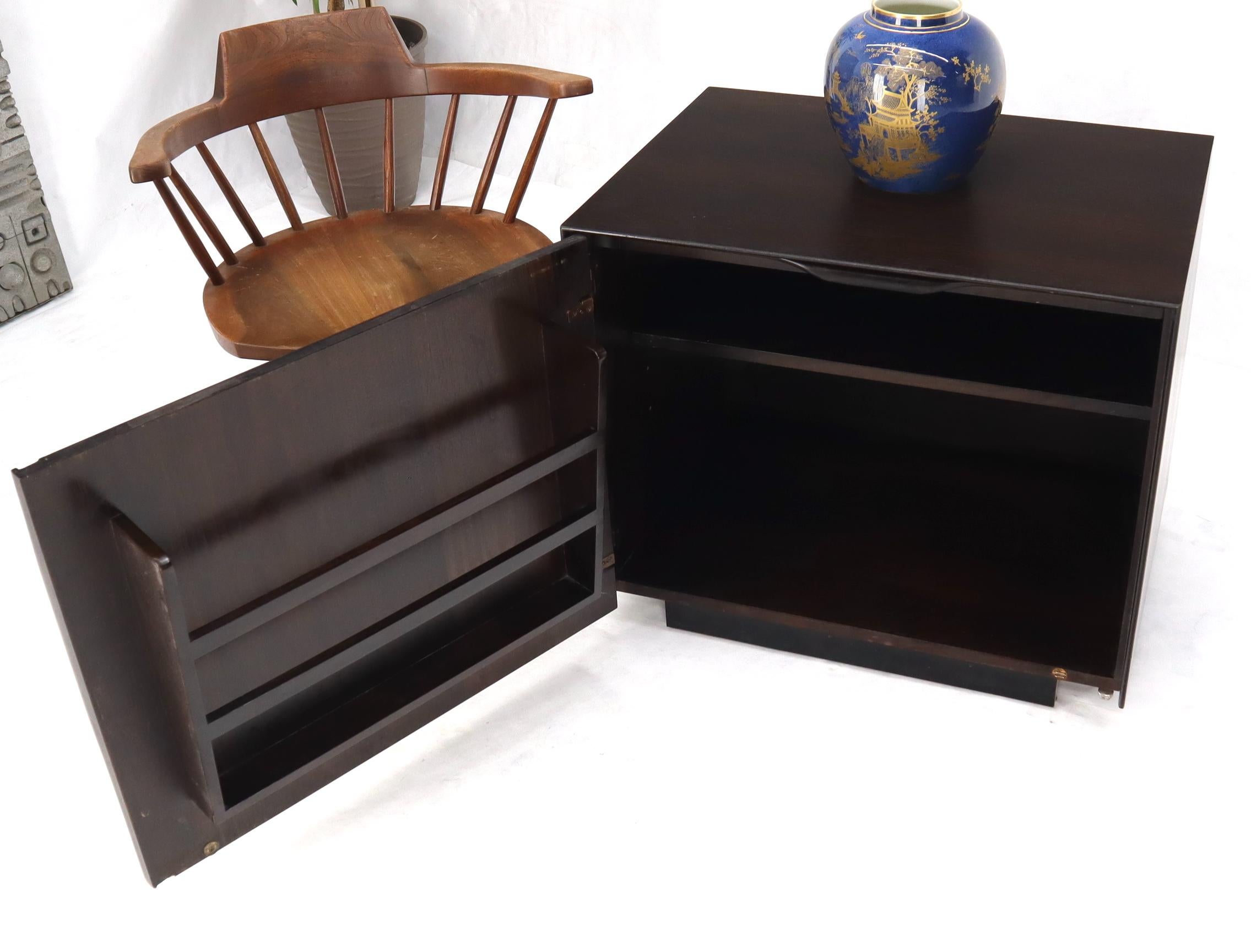 Américain Table d'extrémité de meuble de rangement à liqueur compact en forme de cube, finition expresso, mi-siècle moderne en vente