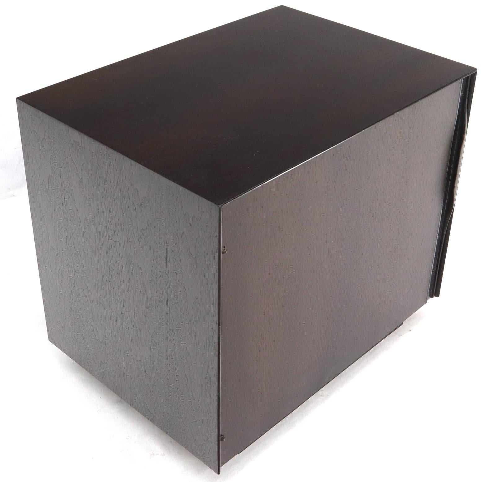 Table d'extrémité de meuble de rangement à liqueur compact en forme de cube, finition expresso, mi-siècle moderne Bon état - En vente à Rockaway, NJ