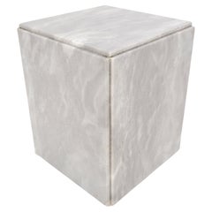 Guéridon en forme de cube en marbre de Carrare italien de 45,7 cm de haut, de style moderne du milieu du siècle dernier