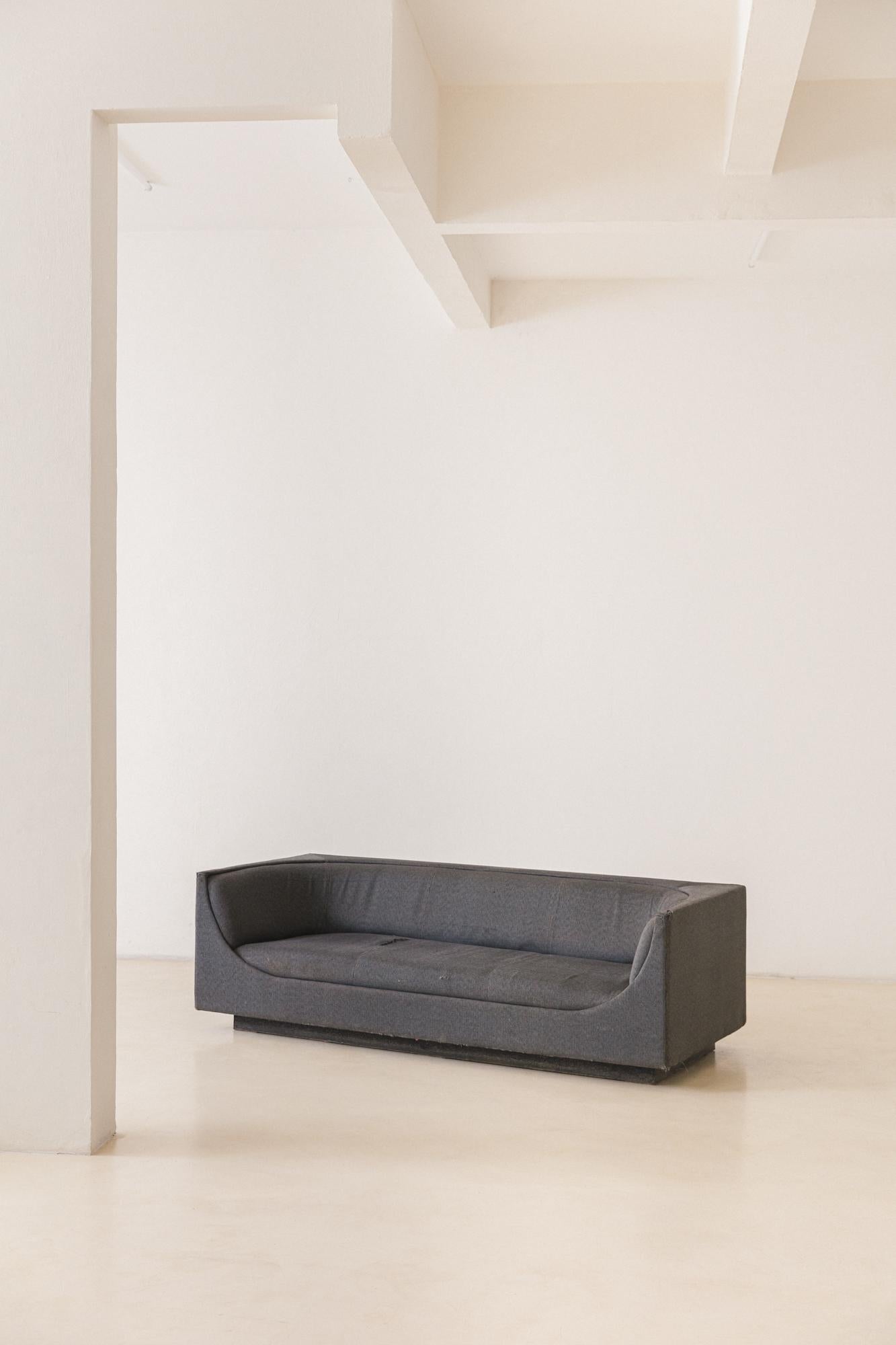 The cube sofa was designed by Jorge Zalszupin (1922-2020) in the 1970s.

The elegance, a feature of Zalszupin designs, on this piece does not come from sculpted wood details or the delicacy and lightness of curves but the well-shaped solid