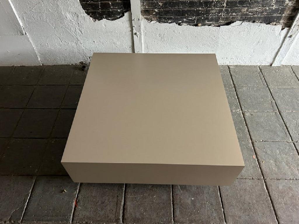 Table basse flottante en stratifié tan, de forme carrée, de style moderne du milieu du siècle dernier. La table est en excellent état d'origine vintage. Stratifié satiné de haute qualité. Un excellent design, une table propre sur toute la ligne.