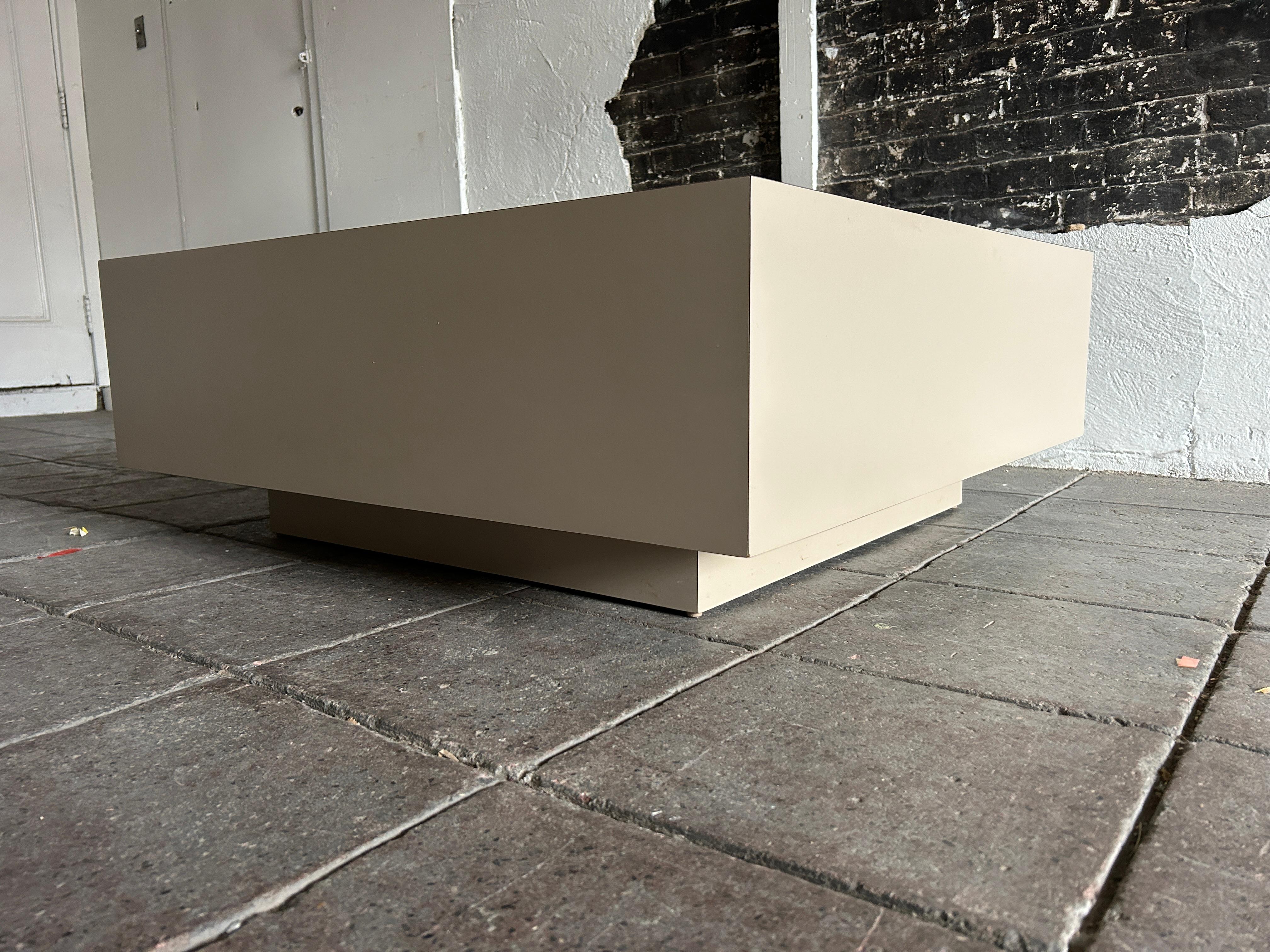 Mid-Century Modern Table basse flottante en stratifié tanné de forme carrée The Moderns en vente