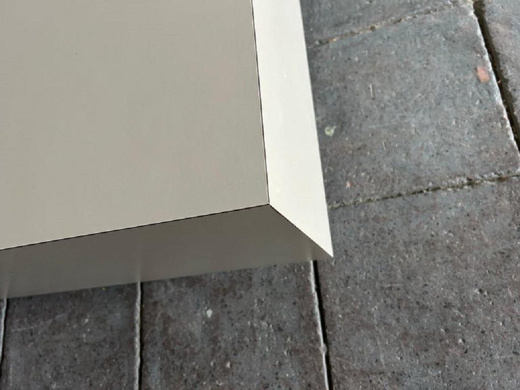 Américain Table basse flottante en stratifié tanné de forme carrée The Moderns en vente