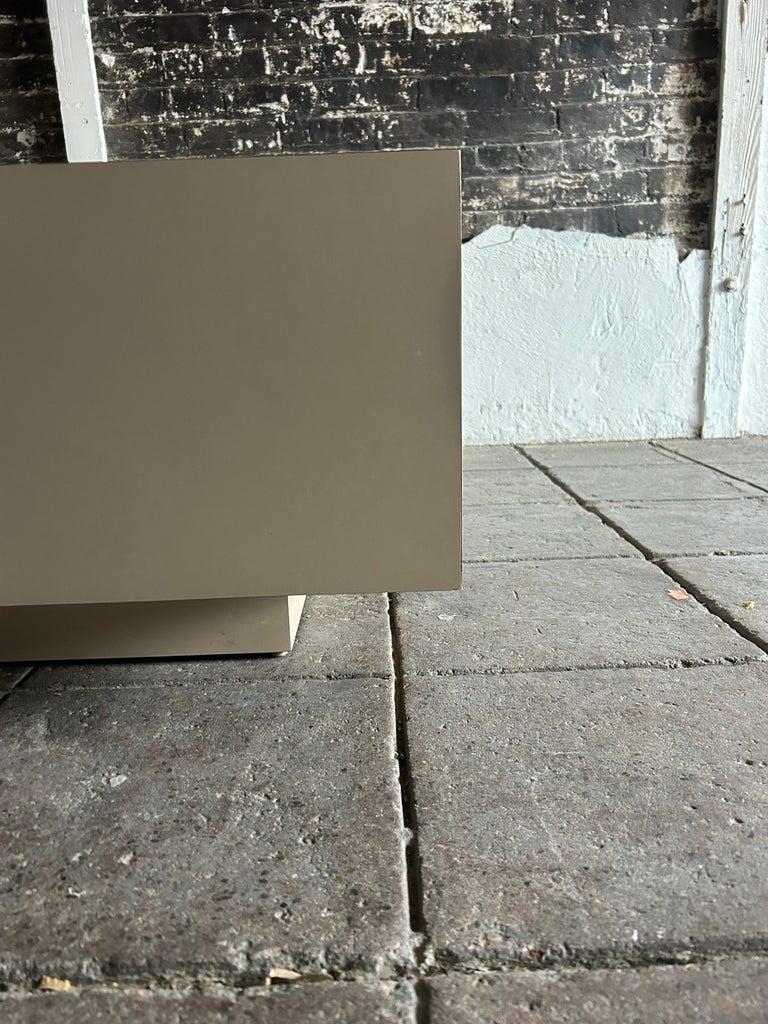 Table basse flottante en stratifié tanné de forme carrée The Moderns Bon état - En vente à Brooklyn, NY
