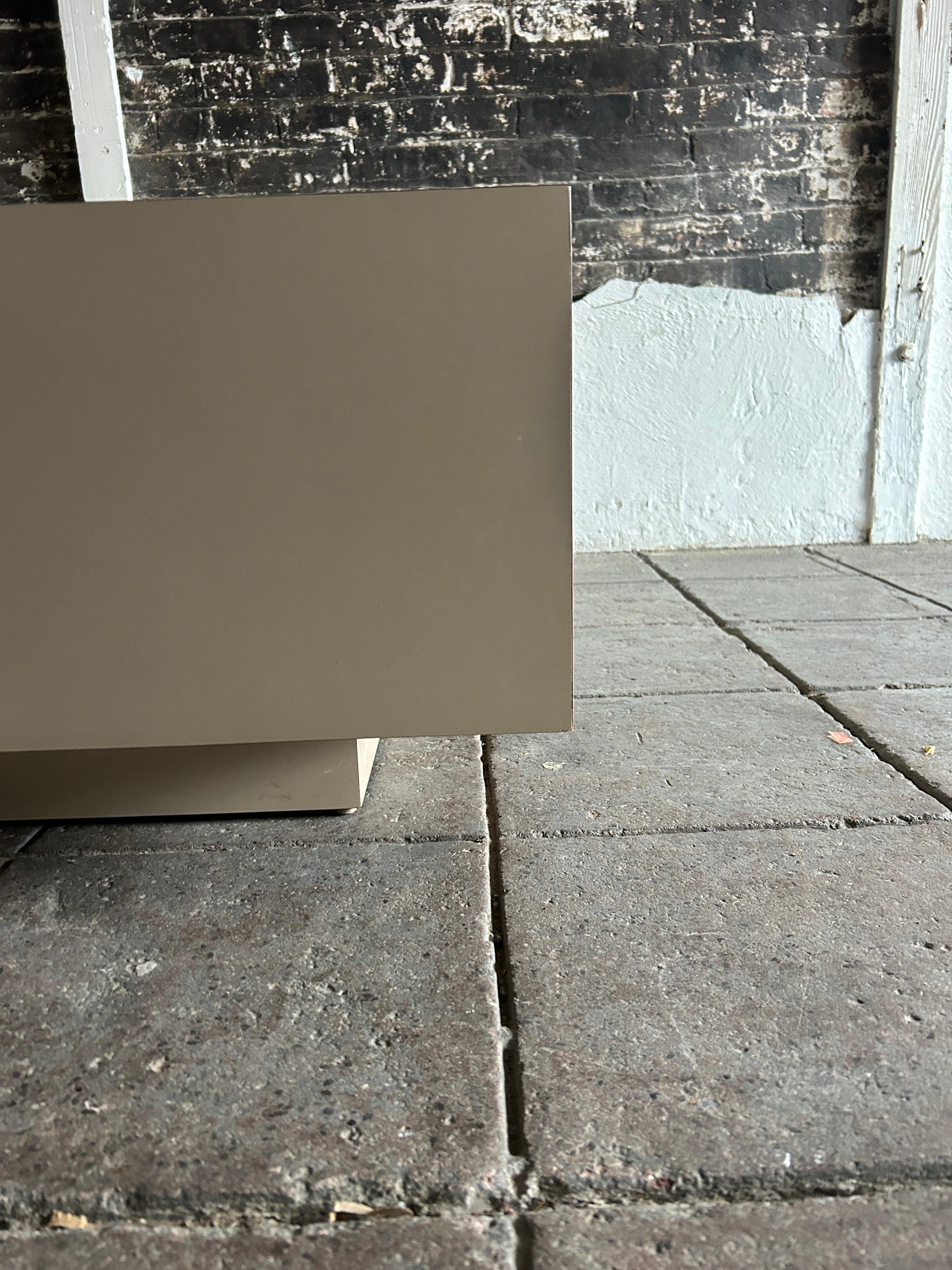 Table basse flottante en stratifié tanné de forme carrée The Moderns Bon état - En vente à BROOKLYN, NY