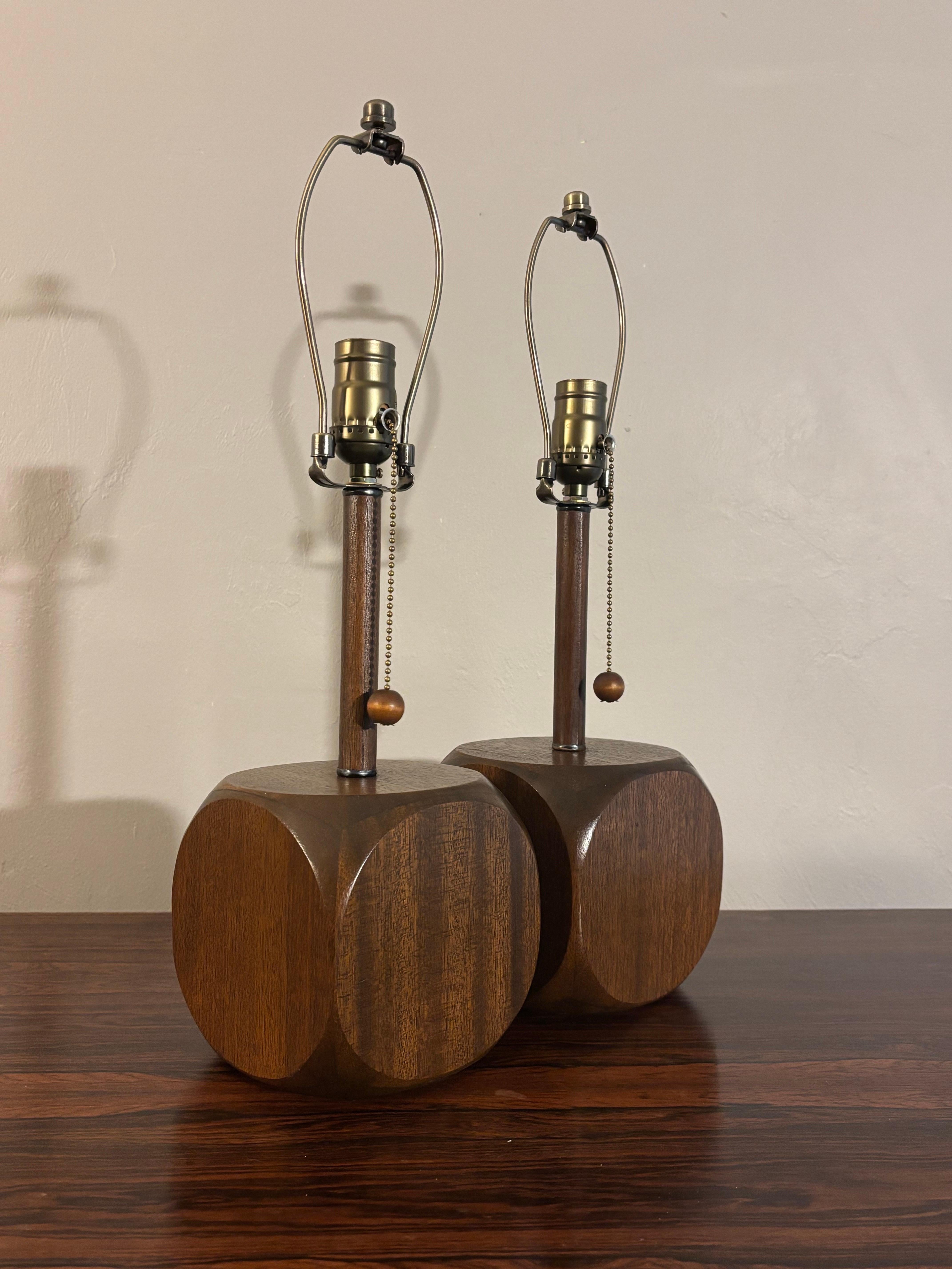 Pareja de lámparas de sobremesa cúbicas de madera modernas de mediados de siglo Moderno de mediados de siglo en venta