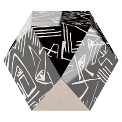Moderner Beistelltisch in kubischer Form mit abstraktem Muster aus schwarzem und weißem Holz mit Intarsien