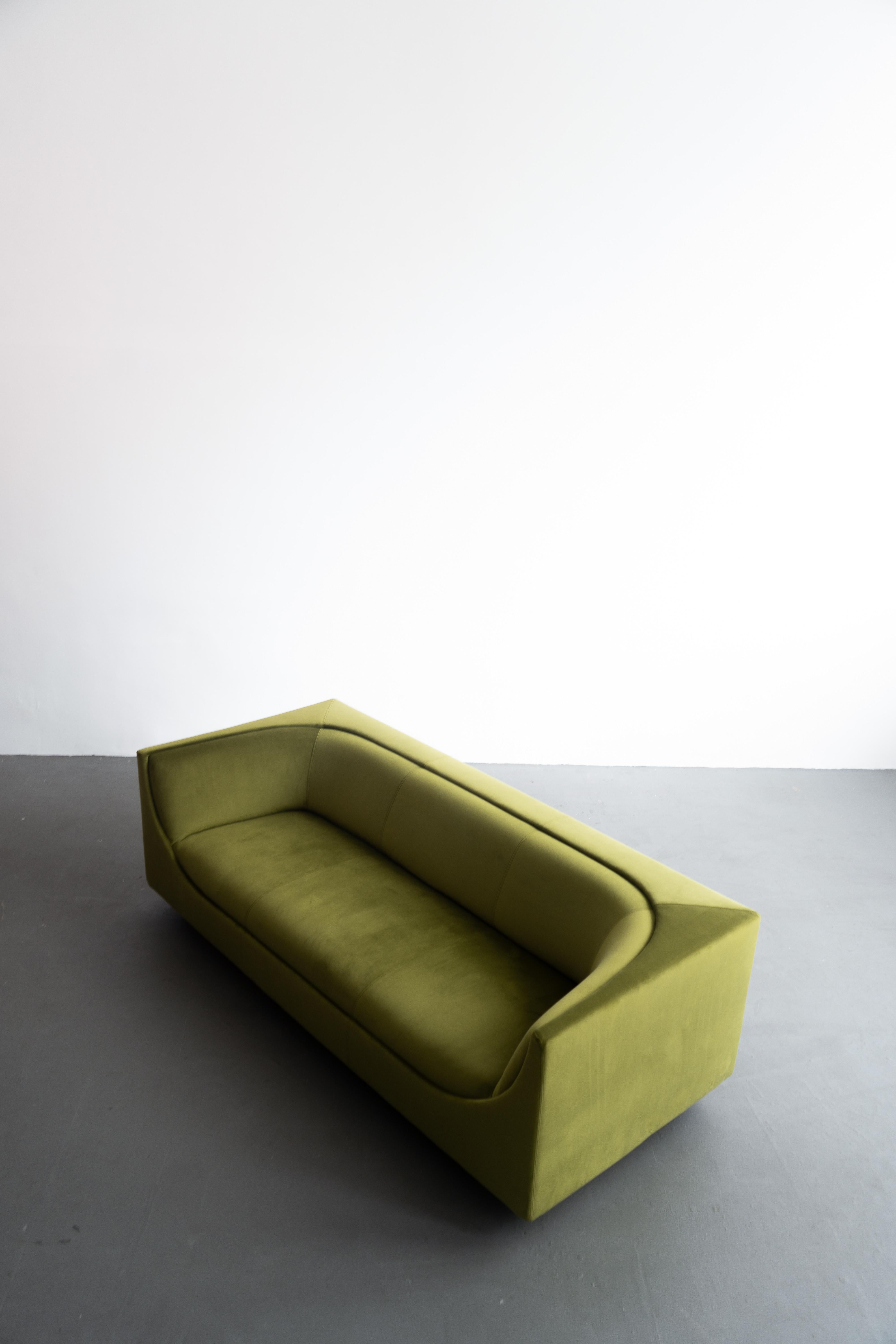 Recently upholstery Cubo (Cube) sofa designed by Jorge Zalszupin at the ends of 1970. The sofa it’s part of a collection composed of coffee table and armchairs.

The elegance, a feature of Zalzuspin designs, on this piece it does not come from
