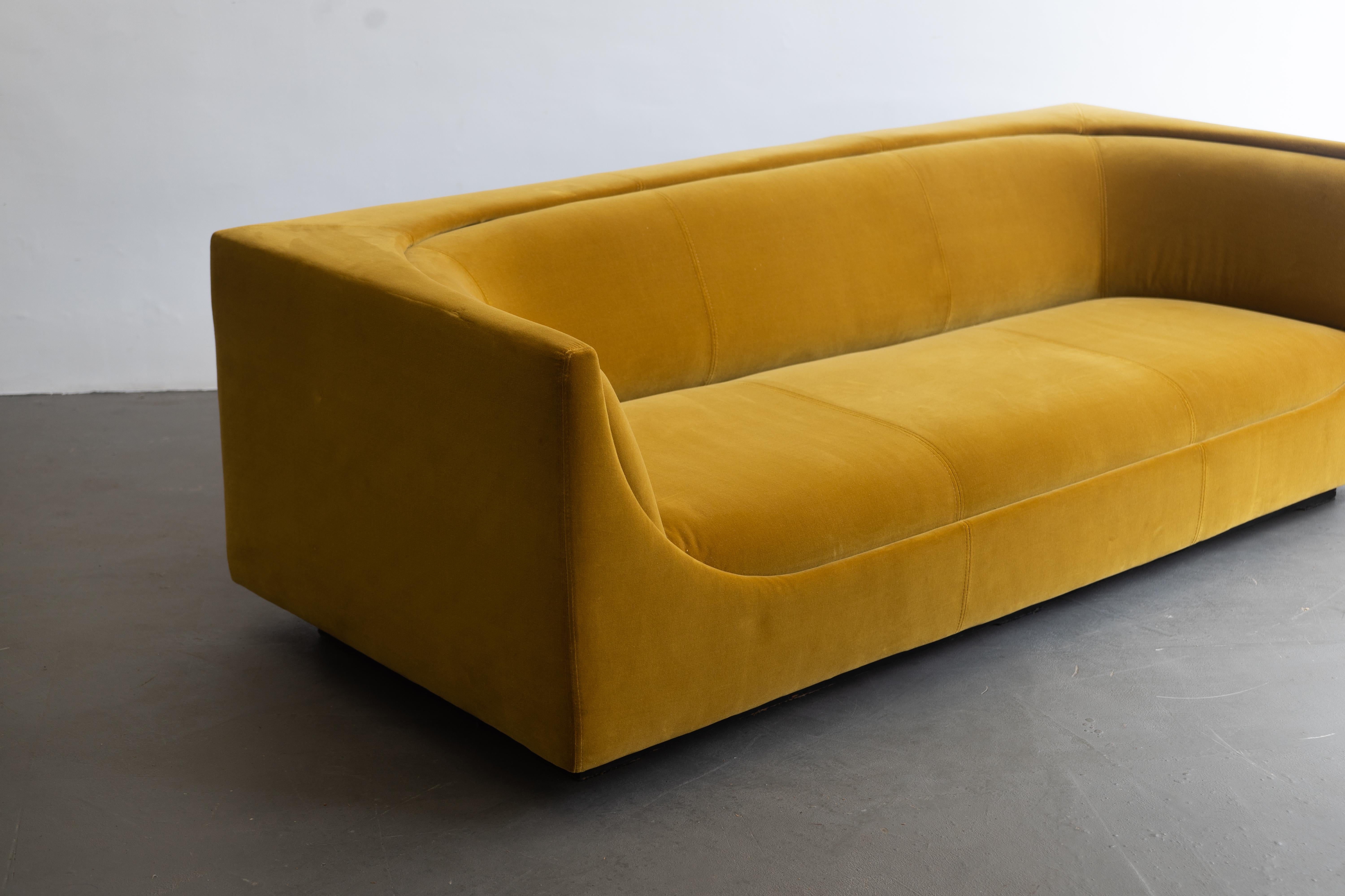 Recently upholstery Cubo (Cube) sofa designed by Jorge Zalszupin at the ends of 1970. The sofa it’s part of a collection composed of coffee table and armchairs.

The elegance, a feature of Zalzuspin designs, on this piece it does not come from